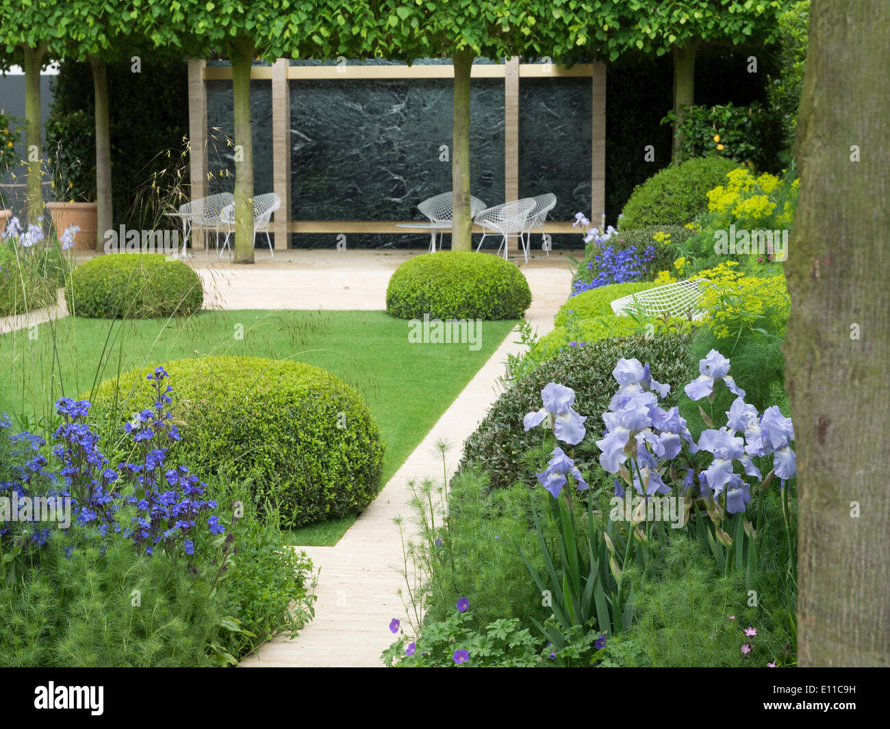 Londra, UK, 20 maggio 2014 RHS Chelsea Flower Show primo giorno. Il Telegraph giardino disegnato da Tommaso del Buono e Paolo Gazerwitz. Medaglia d'oro. Foto Stock