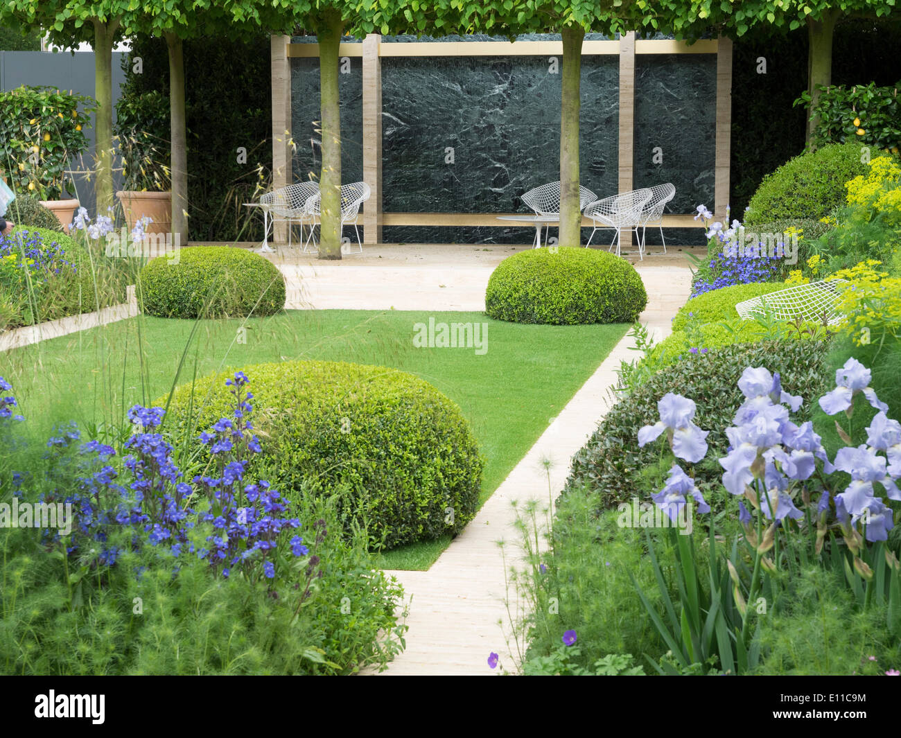 Londra, UK, 20 maggio 2014 RHS Chelsea Flower Show primo giorno. Il Telegraph giardino disegnato da Tommaso del Buono e Paolo Gazerwitz. Medaglia d'oro. Foto Stock