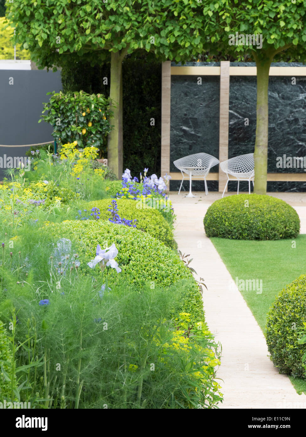 Londra, UK, 20 maggio 2014 RHS Chelsea Flower Show primo giorno. Il Telegraph giardino disegnato da Tommaso del Buono e Paolo Gazerwitz. Medaglia d'oro. Foto Stock