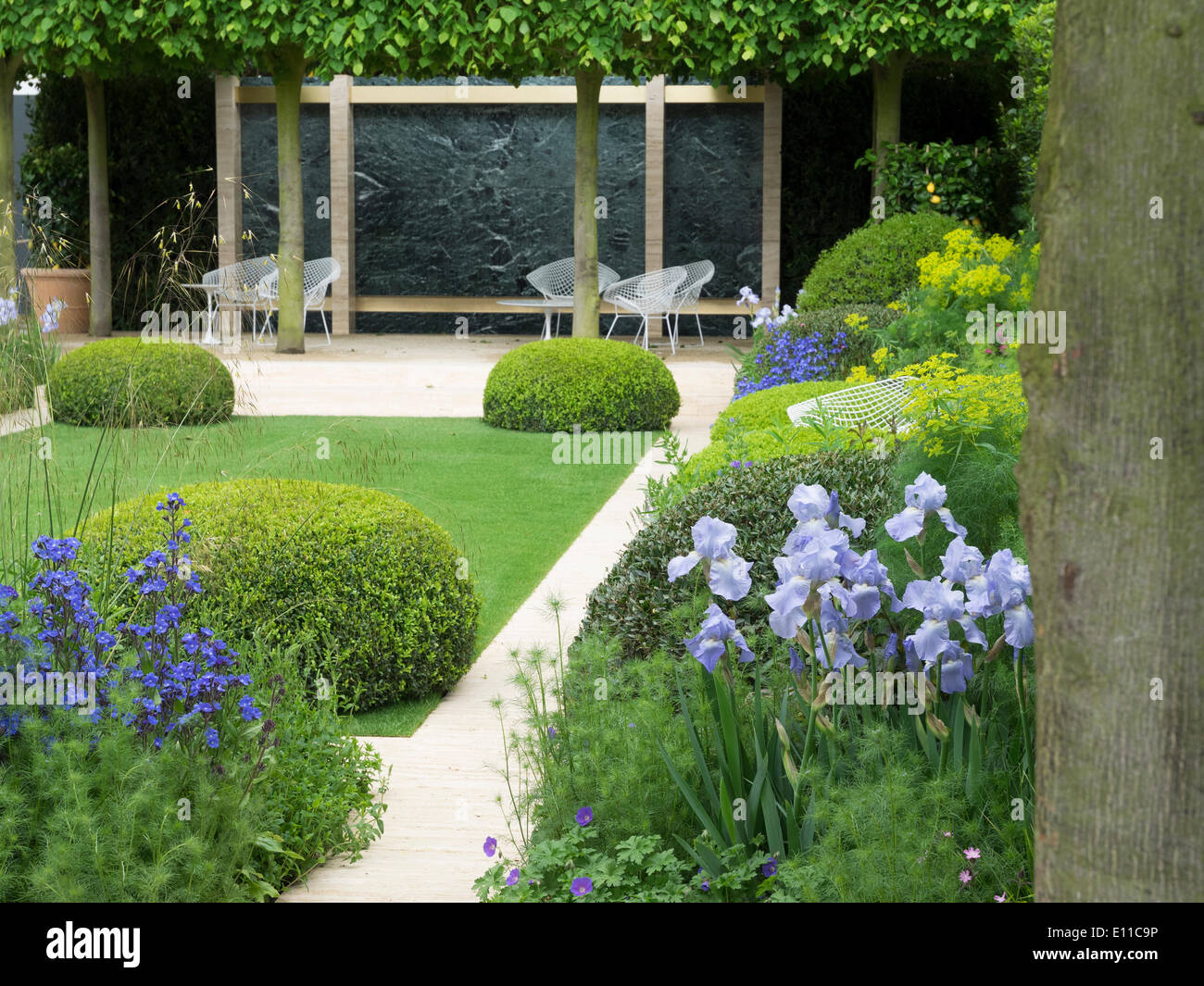 Londra, UK, 20 maggio 2014 RHS Chelsea Flower Show primo giorno. Il Telegraph giardino disegnato da Tommaso del Buono e Paolo Gazerwitz. Medaglia d'oro. Foto Stock