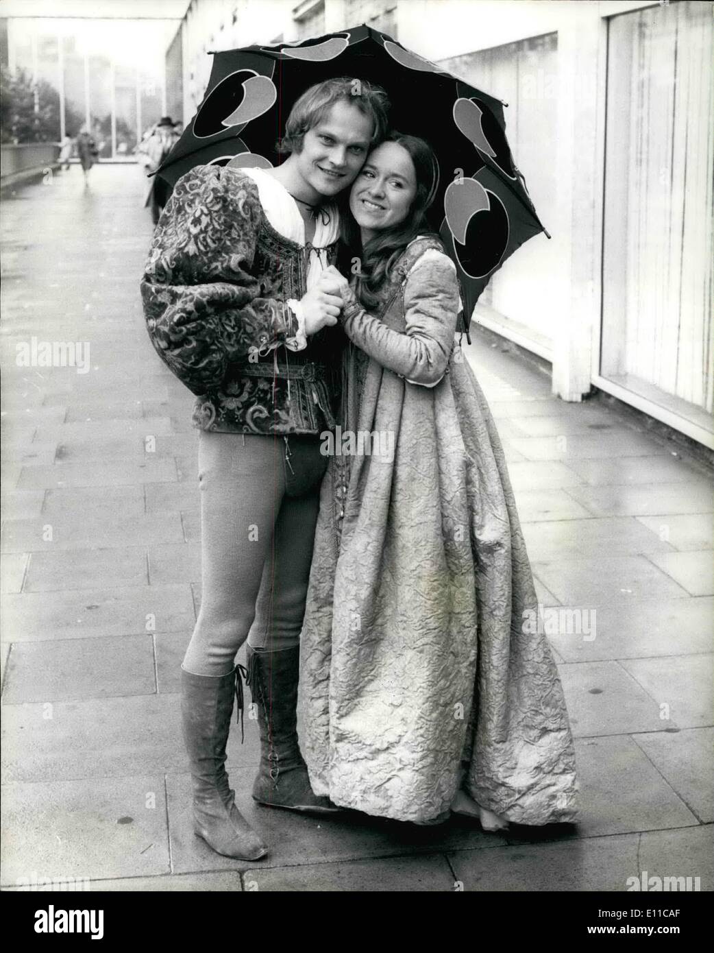 Sett. 09, 1976 - Speciale di Romeo e Giulietta di produzione per le scuole da Thames televesion: Shakespear Romeo e Giulietta è Thames TV produzione speciale per KTV scuole che verrà mostrato in otto episodi, a partire da settembre 22nd, Ann Hasson 23-anno-vecchia ragazza a Londonderry è stato scelto per riprodurre la parte di Giulietta e nome Christoper svolge il ruolo di Romeo. La foto mostra foto in costume sono Ann Hasson (Giulietta) e Christopher Neame (Romeo) durante una prova generale al Tamigi centro TV, Euston Road, oggi. Foto Stock
