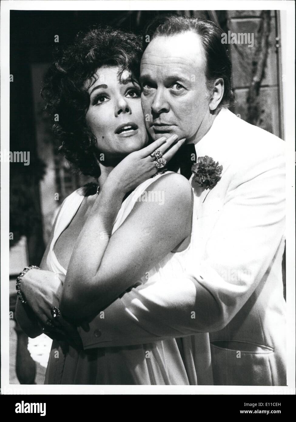 Gen 01, 1977 - Diana Rigg e Tony Britton in 'pubblico vive' una scenetta sulla scena del balcone da Noel Coward 'privata vive", che è uno dei "pezzi" nel terzo programma di Diana Rigg la serie di commedia, tre pezzi Suite, su BBC-2, martedì 22 marzo. Foto Stock