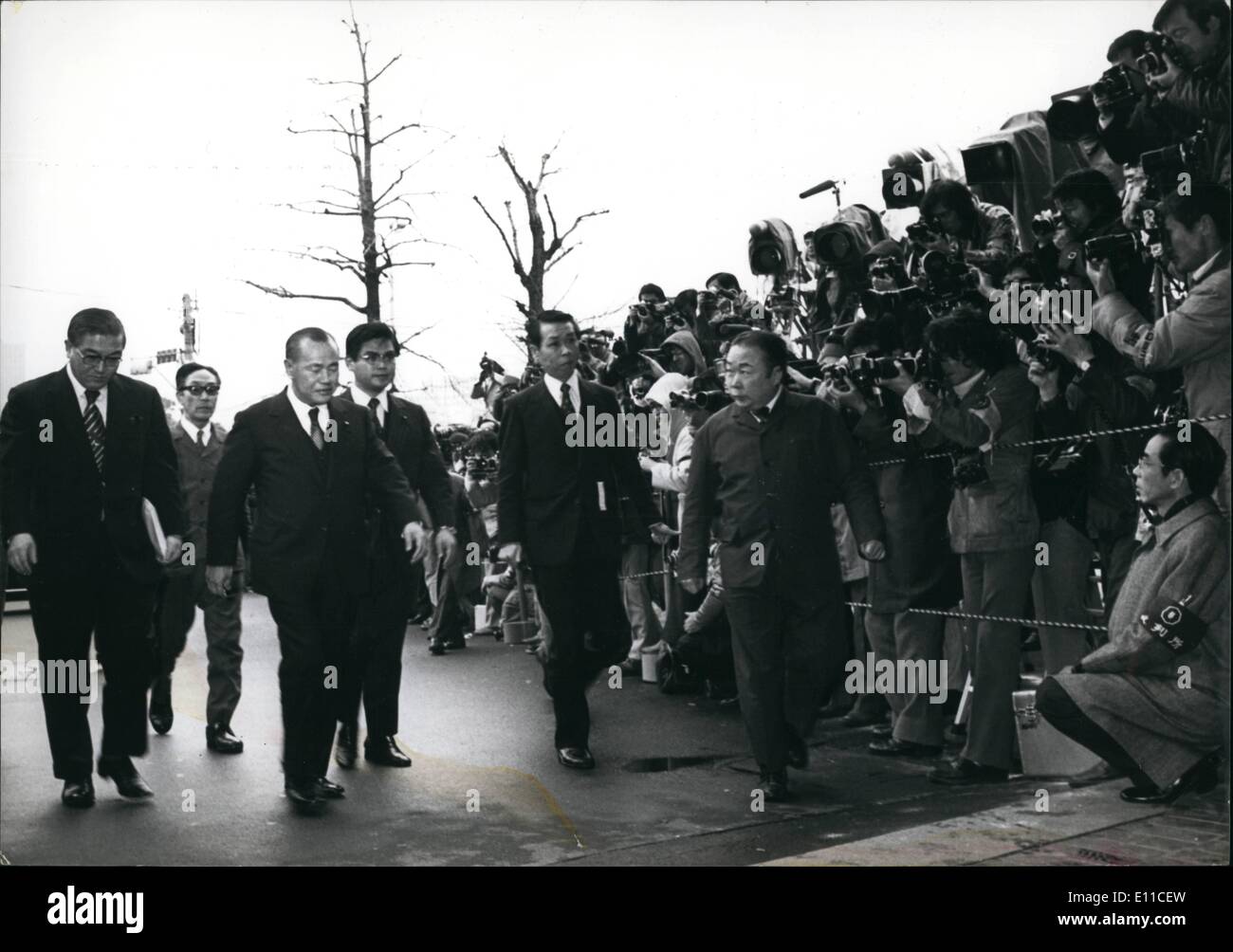 Gen 01, 1977 - Il processo per il Lockheed scandalo : la prima prova per il Lockheed scandalo aperto alle ore 10.00 alla Corte distrettuale di Tokio. Mostra fotografica di ex primo ministro Kakuei Tanaka arrivare alla corte circondato dalla stampa. Foto Stock