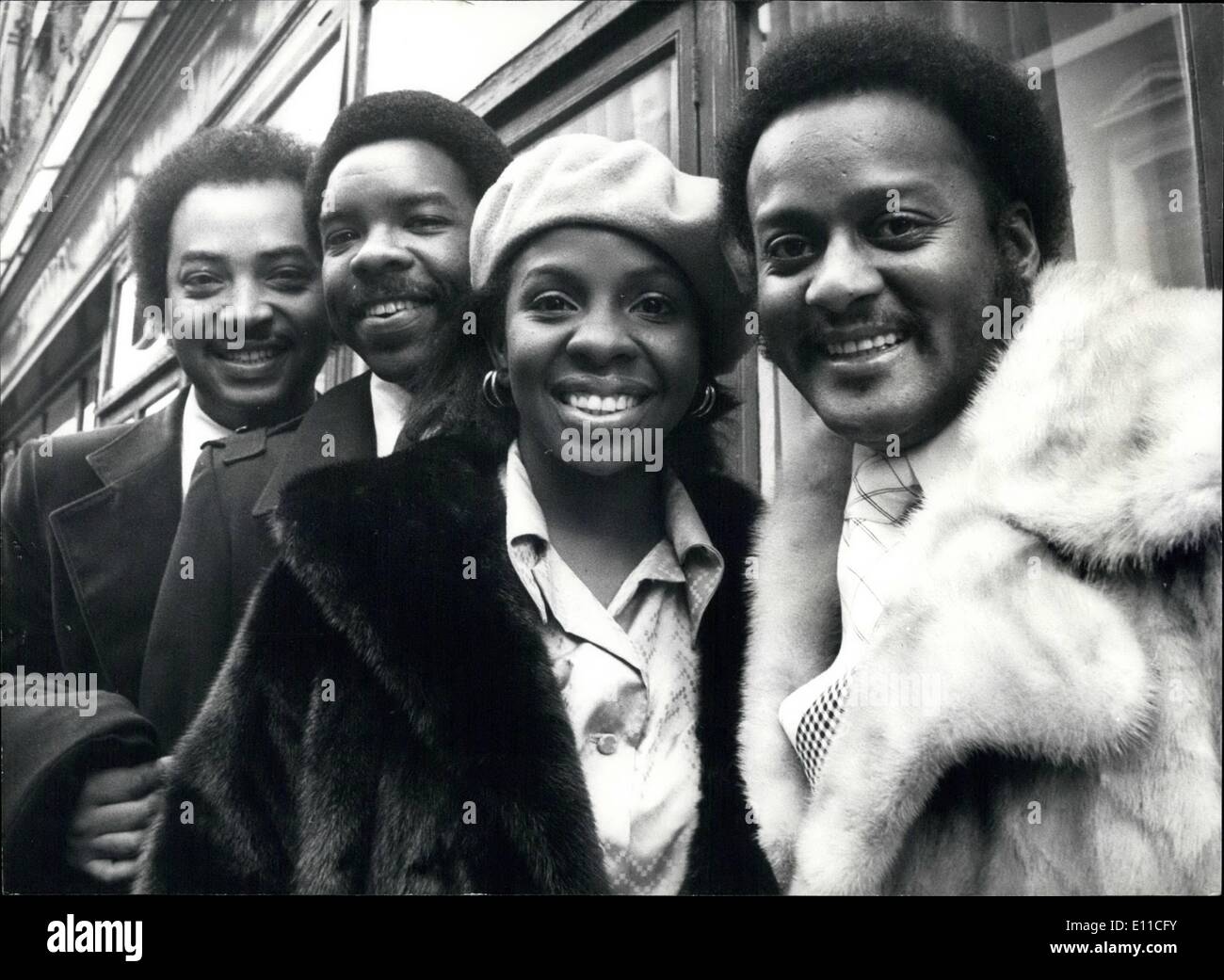 Gen 01, 1977 - Anima Gruppo Gladys Knight e i punti di interfacciamento di chiazza lanciare i loro record più recenti ''nessuno ma voi. La foto mostra ben confezionato contro il freddo di Gladys Knight (terza da sinistra) e i punti di interfacciamento di chiazza nella foto al di fuori del quartiere di Soho ristorante dove si terrà un ricevimento per lanciare i loro record più recenti ''nessuno ma Lei''. Il gruppo è arrivato a Londra-ieri per eseguire cinque concerti a Londra è di nuovo il Victoria Theatre. Foto Stock