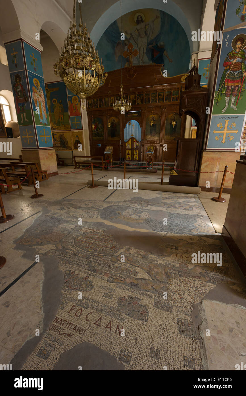 Antico mosaico della mappa della Terra Santa sul pavimento della chiesa di San Giorgio, Madaba, Giordania Foto Stock