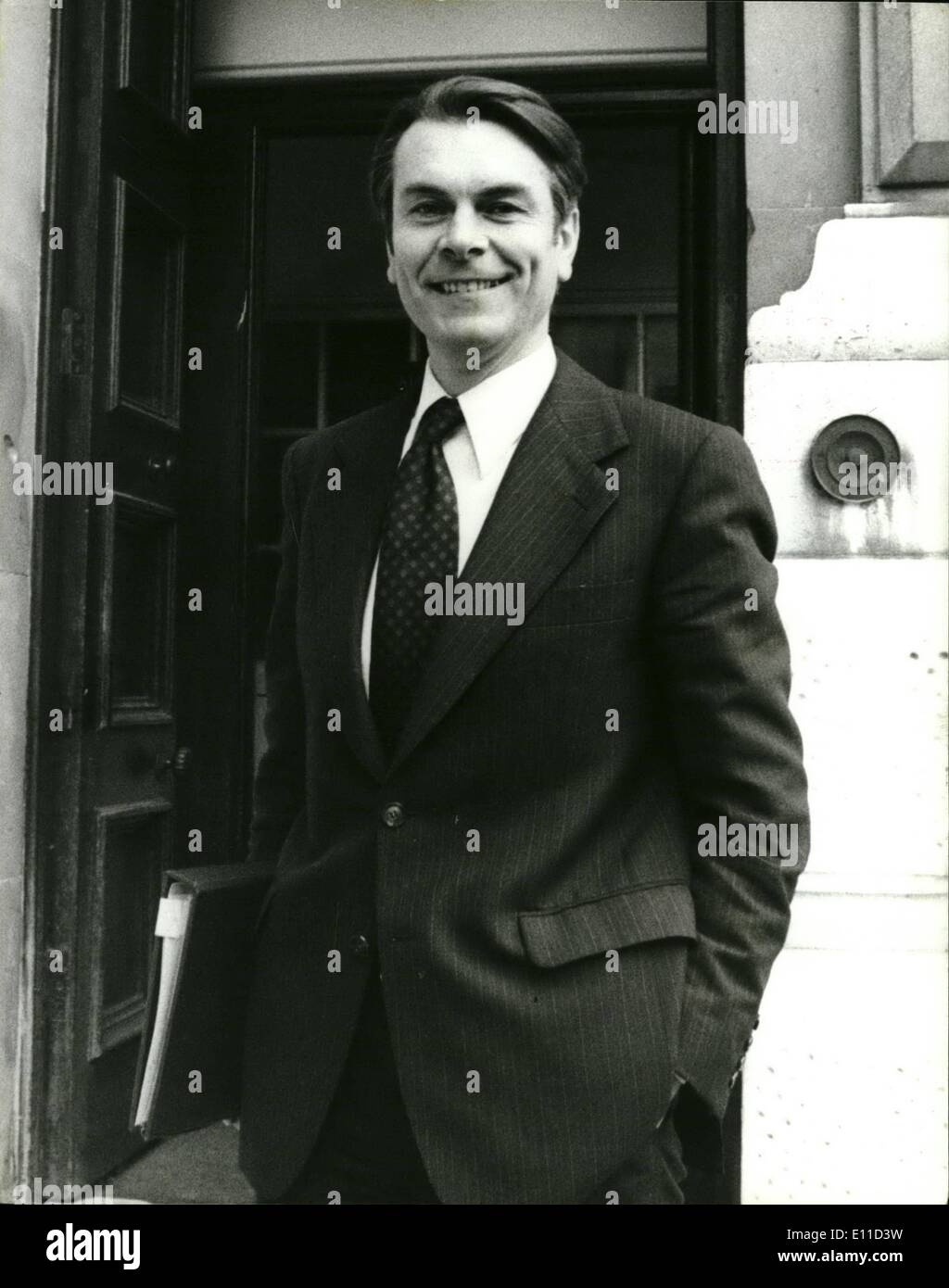 Febbraio 02, 1977 - Il Dottor David Owen il nuovo Segretario di Stato per gli affari esteri invita il Primo Ministro: Dott. David Owen il nuovo Segretario di Stato per gli affari esteri che prende il posto di Anthony Crosland morto la scorsa settimana, ha invitato il primo ministro sig. Jim Calaghan al n. 10 Downing Street questa mattina. Il dottor Owen, 38, è il più giovane uomo di tenere questa importante carica dal Anthony Eden nel 1935, egli è stato anche 38. La foto mostra il dottor David Owen nella foto al di fuori del foreign office di questa mattina. Foto Stock