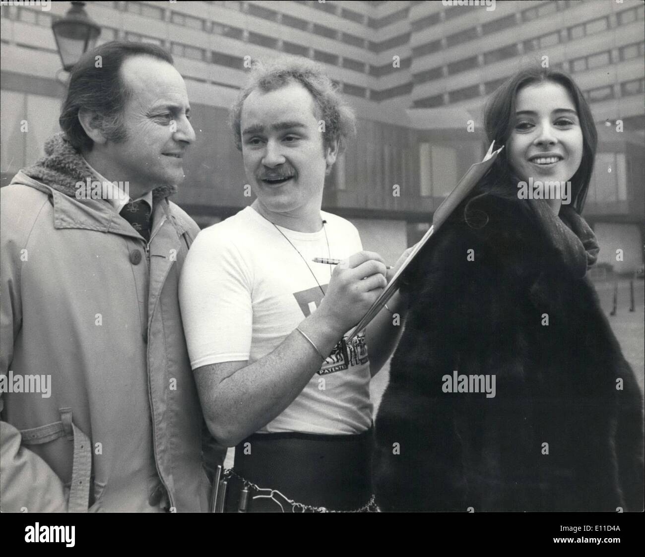 Febbraio 02, 1977 - Pop star Steven Haynes a tuffo fuori 28 ponti di Londra per raccogliere fondi per un genitore famiglie.: Stever Haynes, di anni 20, da Broomley, Kent, che ultimo saltato 28 ponti di Londra nel mese di agosto 1975, è quello di farlo ancora una volta il 5 marzo, ma questa volta si tratta di un genitore famiglie. Egli partirà da Teddington e terminare in corrispondenza di Tower bridge. Molti celebraties hanno offerto i loro servizi su quel giorno. Jimmy Saville e David Jacobs sarà in barca in seguito fino al Tamigi, di scegliere lui fuori dell'acqua e prendere lui al prossimo ponte Foto Stock