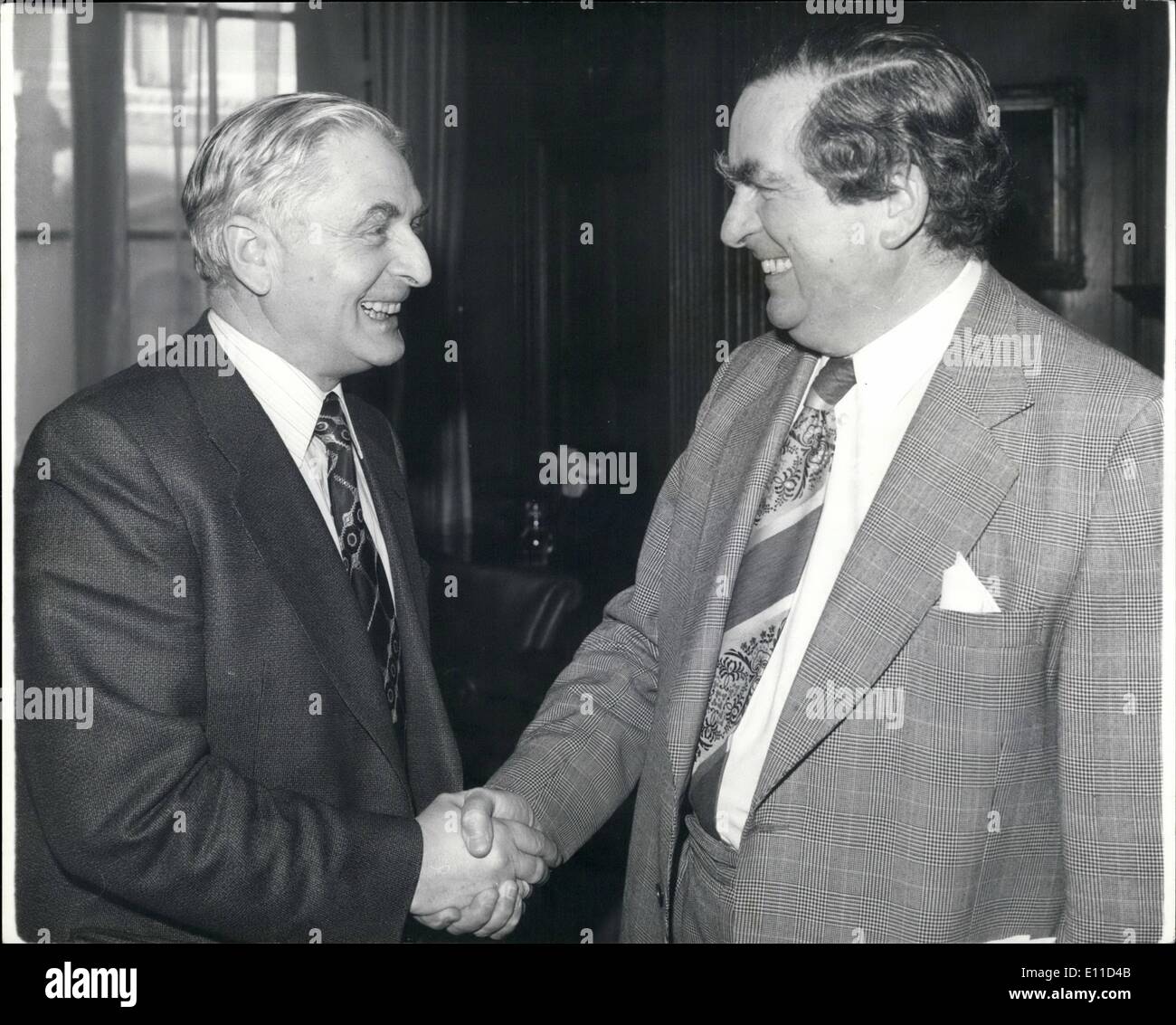 Febbraio 02, 1977 - Swiss Finance Minster invita il cancelliere Healey. La foto mostra: il sig. Brugger il Ministro delle finanze svizzero che vengono accolti dal Sig. Denis Healy il Cancelliere quando ha chiamato al n. 11 oggi per colloqui. Foto Stock