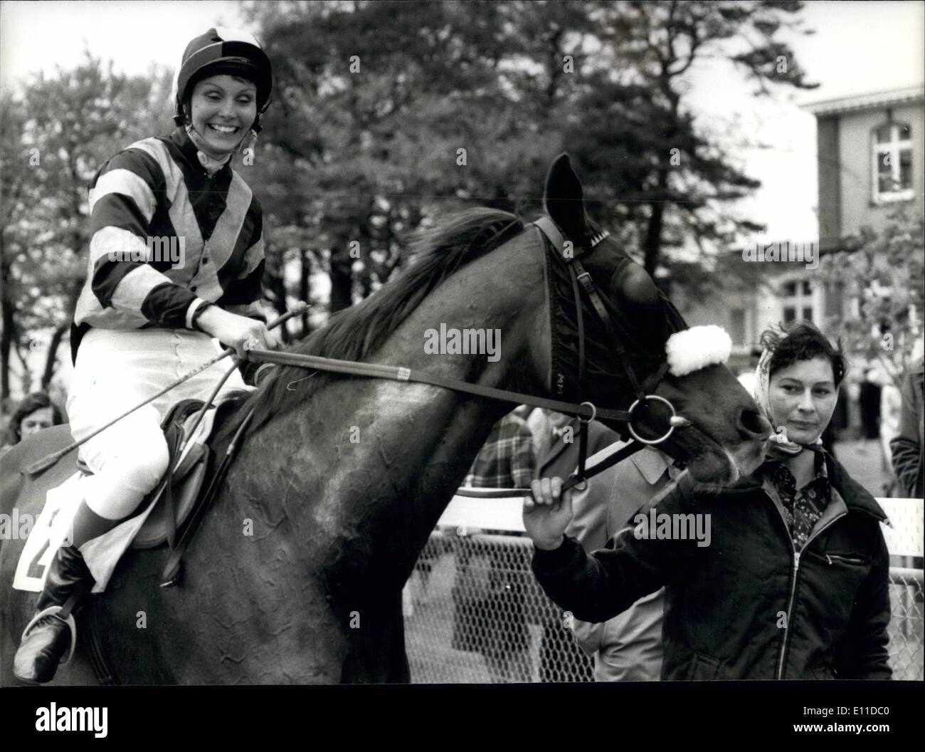 Maggio 05, 1977 - Angela Rippon vince di nuovo: Angela Ripon, BBC, donne newsreader, aggiunto al suo tanti talenti da vincere la sua prima corsa di cavalli al Goodweed oggi.ella batte agevolmente Debbie Johnsey, Olimpiadi mostrano il ponticello, Angela sul suo cavallo Star Performance portato dall'inizio alla fine per vincere con 7 lunghezze. La foto mostra essendo portato in dopo aver vinto la gara mostrando Angela Rippon sul suo cavallo Star Performance. Foto Stock