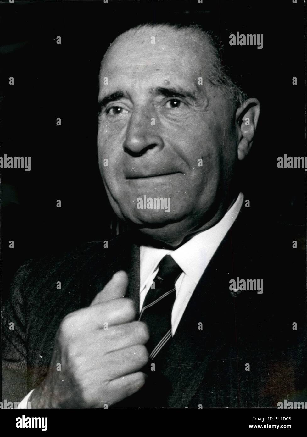 Maggio 05, 1977 - Vincenzo Cazzaniga, 70, ex presidente della compagnia petrolifera Esso Italia e o di altre società collegate, è stato arrestato dalla ''carabinieri'' come egli è accusato di irregolarità di gestione e di appropriazione indebita del trovato della società. Mostra fotografica di Vincenzo Cazzaniga. Foto Stock