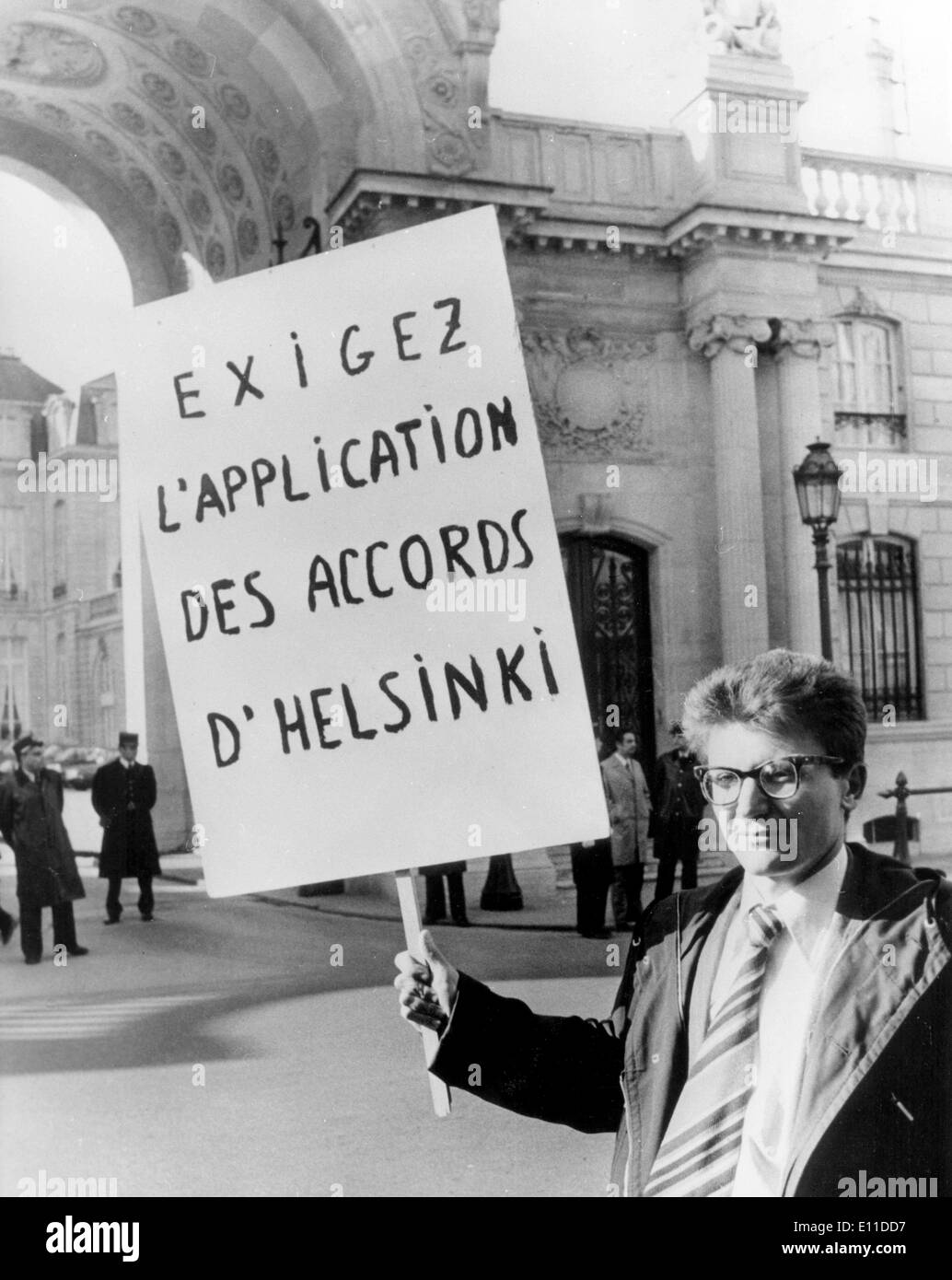 Feb 25, 1977; Paris, Francia; il dissidente storico sovietico il sig. ANDREI AMALRIK, che ha chiesto di vedere il presidente francese per protestare contro il trattamento sovietica di altri dissidenti. Egli è stato portato dall'entrata dell'Elysee Palace dalla polizia, come egli ha cercato di lanciare la sua campagna di protesta. La foto mostra Andrei Amalrik al di fuori dell'Elysee Palace con il suo plackard prima che egli ha cercato di entrare. Foto Stock