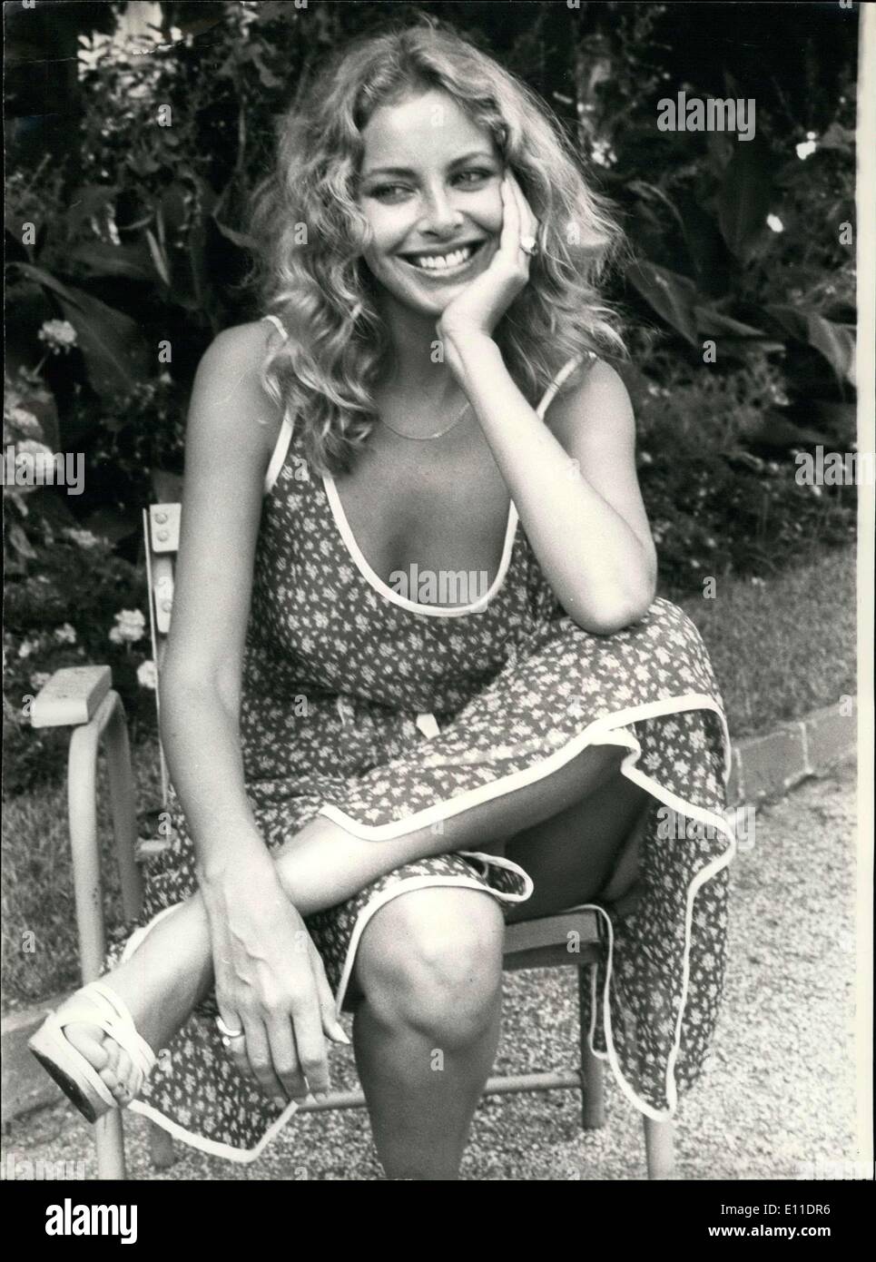 Agosto 12, 1977 - Sydne Roma è protagonista nel film ''Stop chiamare Me Baby", diretto da Eric le Hung e attualmente in fase di riprese in studio a Nizza. Ecco una foto di Sydney Roma in Albert I Garden a Nizza. Foto Stock