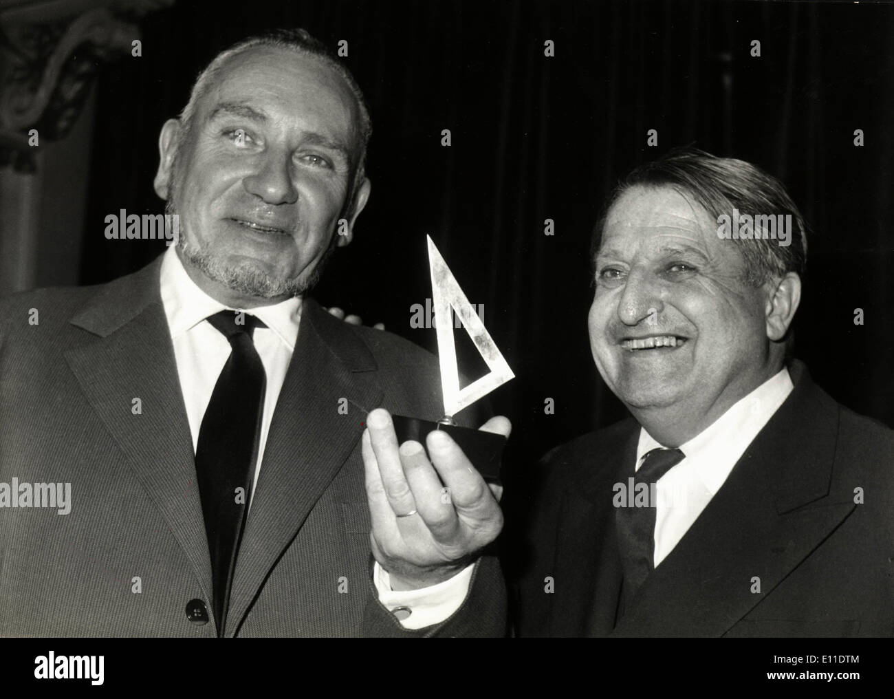 Sep 05, 1977; Paris, Francia; La fiera annua nazionale del premio di architettura è stato per Paolo HERBE (R) e ANDRE AUBERT (L) per la creazione di uno studioso gruppo "l' Baglis a Sceaux. Nel pomeriggio di ieri durante il ricevimento, a cui hanno partecipato la maggior parte dei nomi famosi in architettura francese, il sig. Lucien Paye, Ministro dell Educazione Nazionale ha dato il riconoscimento al sig. Herbe e Aubert. La foto mostra entrambi i vincitori con il premio "Equerre d'Argent". Foto Stock