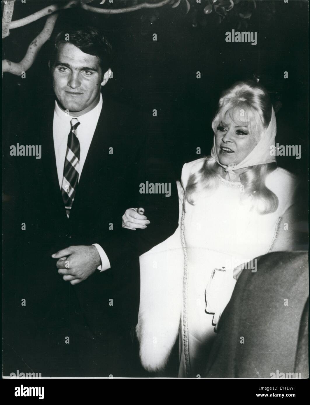 Sett. 09, 1977 - Mae West - fa ancora la scena di Hollywood: Mae West, la cui figura a clessidra ha fatto sua la sexpot di pellicole negli anni trenta fa ancora la scena di Hollywood, nonostante i suoi 76 anni. Qui si è visto con ex calciatore professionista, Adrian strano. Mae sembra continuare la sua inclinazione, verso i giovani uomini muscolare come ha fatto lei nella sua ""Diamond Lil' giorni. Foto Stock