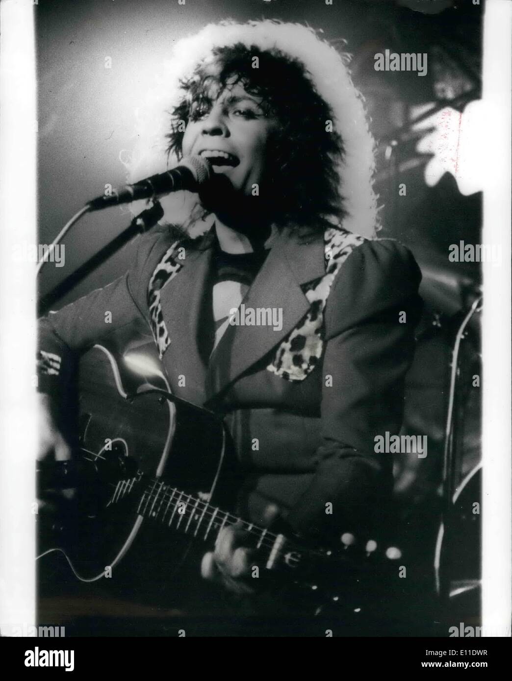 Sett. 09, 1977 - MARC BOLAN ucciso in un incidente d'auto. Il cantante rock MARC BOLAN, 29, è stato ucciso questa mattina in un incidente d'auto. Egli era un passeggero in un mini guidato dal suo diritto comune moglie GLORIA JONES. La mini ha colpito un albero in Queens Ride, Bawnes ed era un Write-dell''. Signor Richard Jones, il fratello di Gloria, che era in viaggio in una macchina dietro di loro ha detto alla polizia che la vettura era solo quello di fare circa 30 mph appena prima dell'incidente. Gloria ha preso a Queen Mary's Hospital, Roehampton, con una mascella rotta. La foto mostra: MARC BOLAN sul palco della Sala da Ballo Lycem, Strand, Londra con T-REX lo scorso anno. Foto Stock