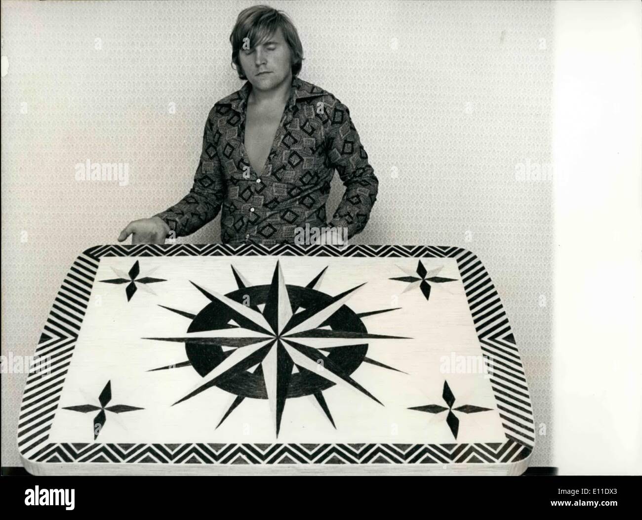 Sett. 09, 1977 - un tavolo fatto di 250'000 corrispondenze: Questa tabella è stata fatta di 250'000 fiammiferi da Jakob Schwitter da Wohlen (Svizzera). Il sig. Schwitter (foto) aveva perso il suo lavoro e così ha avuto abbastanza tempo: durante un anno e mezzo ha lavorato 1700 ore. La tabella non è dipinta, ma fatta anche di oscurati abbinato. Foto Stock
