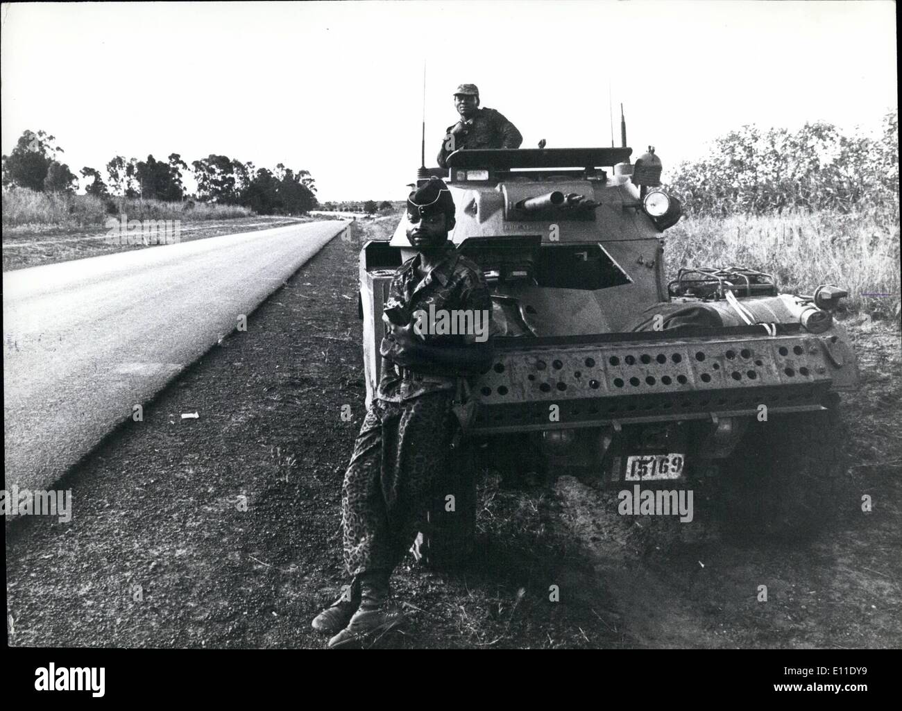 Maggio 05, 1977 - Zaire: vettori armati con le truppe dello Zaire guard tutto l'eccesso di strada intorno alla lacerata dalla guerra Shaba provincia. Foto Stock