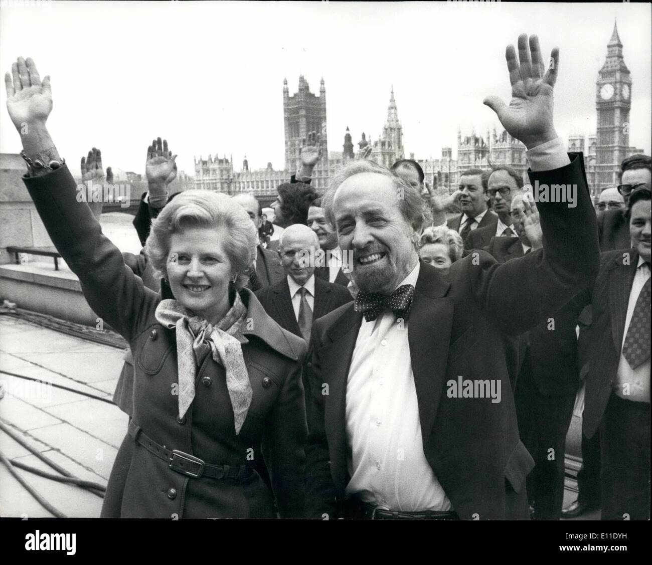 06 maggio 1977 - 6 maggio 1977 Orazio Cutler e la sig.ra Margaret Thatcher celebrare dopo la vittoria GLC. Il sig. Orazio Cutler, il nuovo leader dei conservatori della Greater London Consiglio dopo la loro vittoria elettorale del partito laburista ieri, ha celebrato la sua vittoria con il leader del partito conservatore la sig.ra Margaret Thatcher a County Hall questa mattina. La foto mostra: una vittoria onda da Thatcher e il nuovo leader della GLC per la pressa a County Hall di oggi. Foto Stock