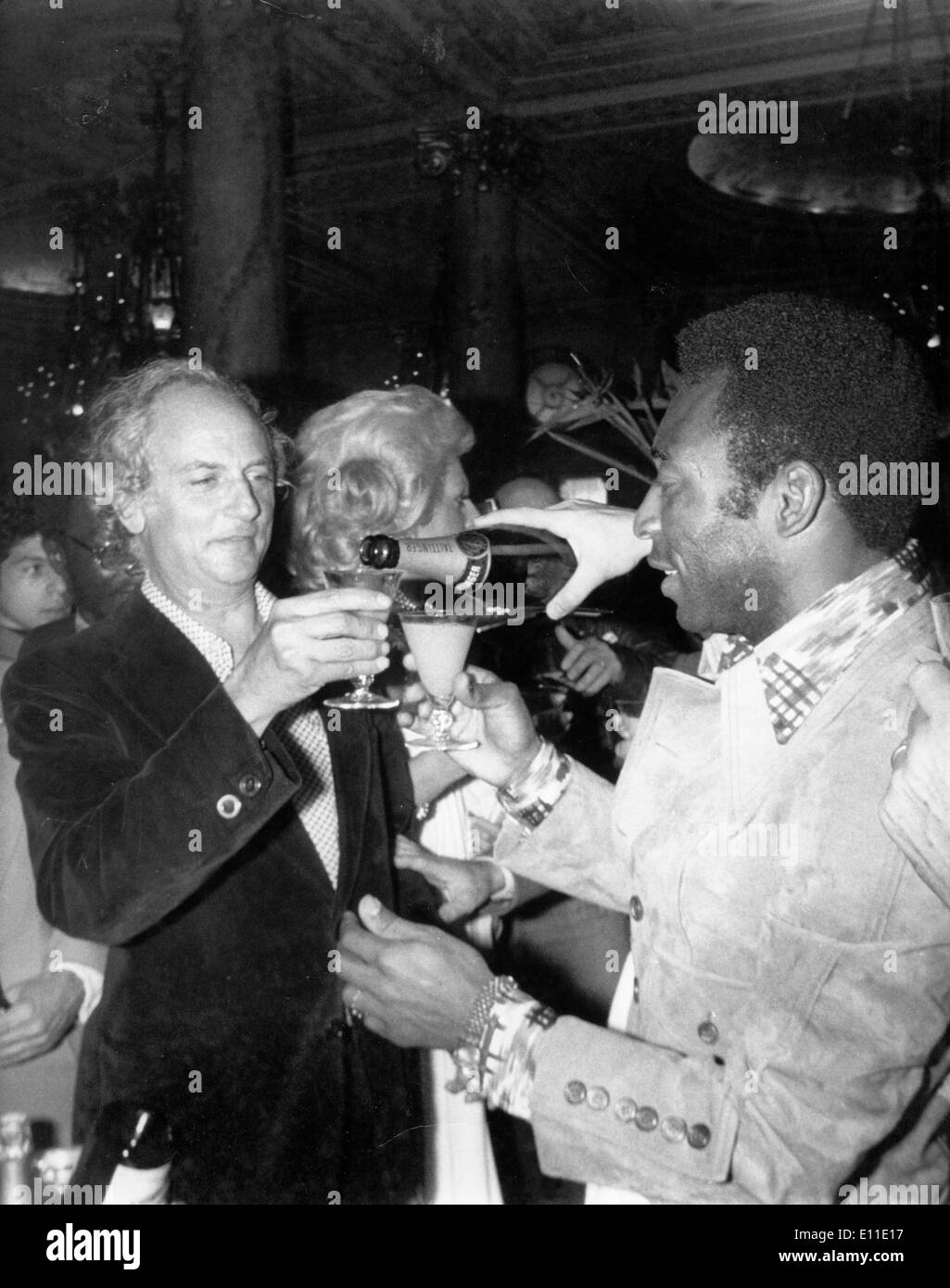 Maggio 20, 1977; Cannes, Francia; calcio brasiliano player EDSON NASCIMENTO 'PELE' e FRANCOIS REICHENBACH al Cannes Film Foto Stock