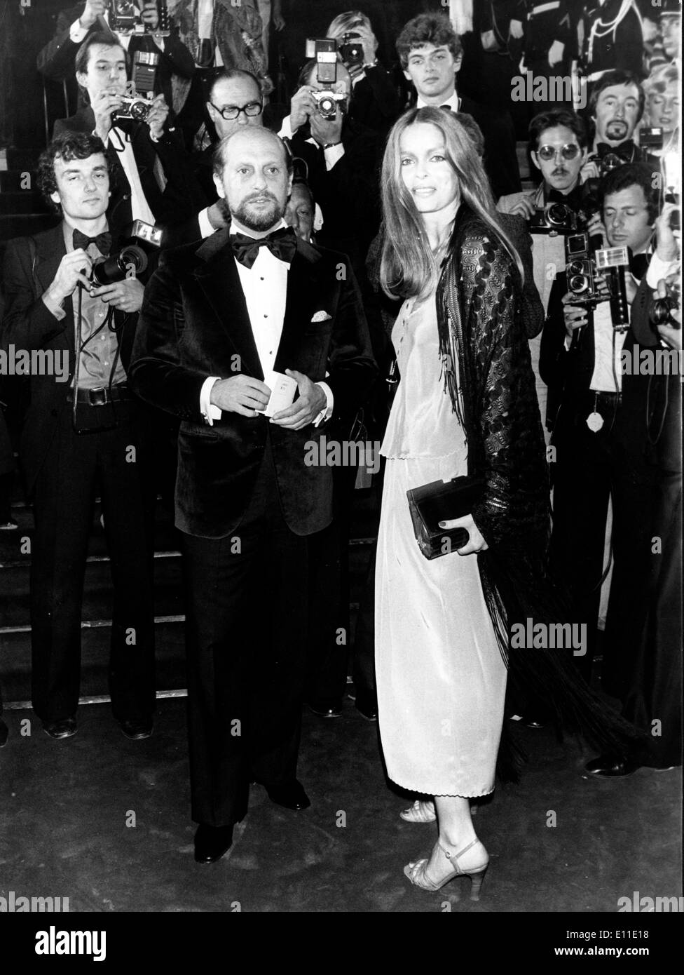 Maggio 20, 1977; Cannes, Francia; provenienti da tutto il mondo, schermo stelle giunto il Festival di Cannes. La foto mostra BARBARA BACH, l'attrice statunitense, star del film "La spia che mi amava', immagine con il produttore dell'ultimo film di James Bond. Foto Stock