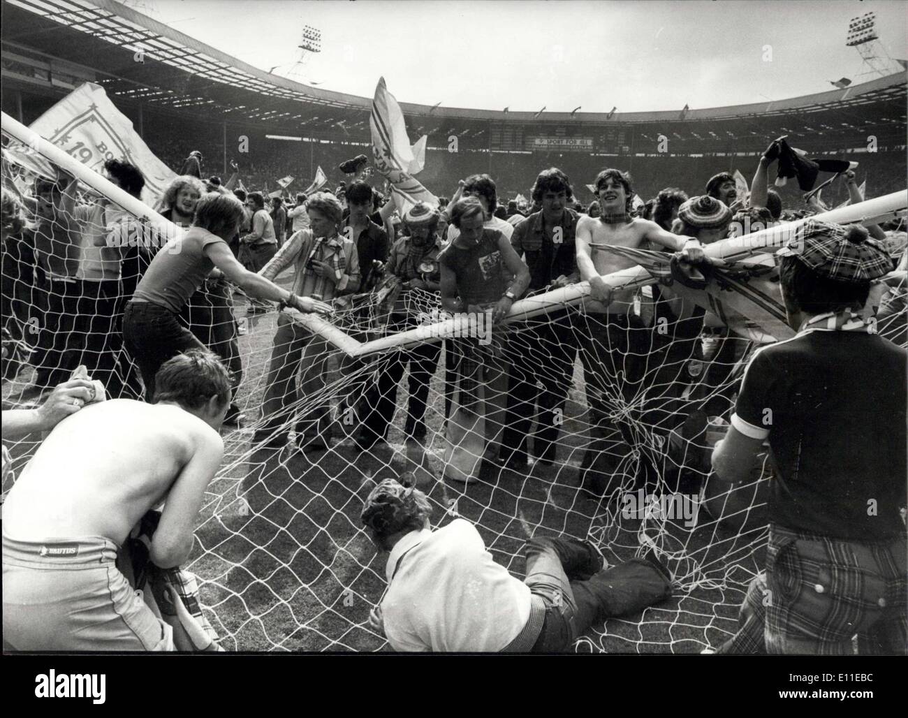 Giugno 04, 1977 - I tifosi scozzesi Go Wild At Wembley dopo la Scozia Beat in Inghilterra. Dopo la Scozia aveva battuto Inghilterra 2-1 a Wembley oggi i tifosi scozzesi hanno invaso il passo, e delle regole del gioco sono state tirate verso il basso. La foto mostra: la scena a Wembley come sostenitori tirato giù i paletti. Dopo oggi il match. Foto Stock