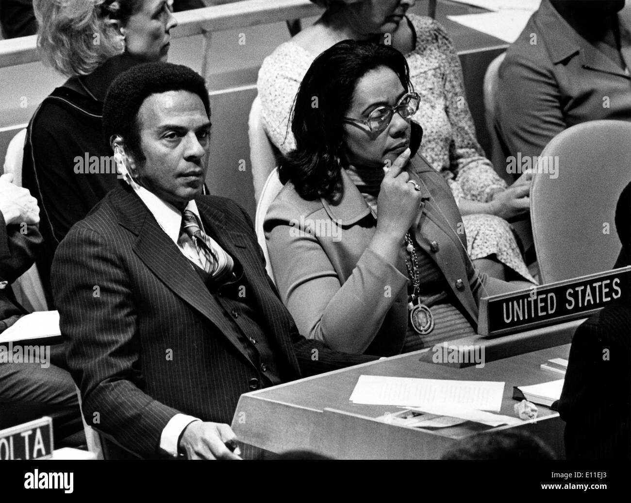 Sep 20, 1977; New York, NY, STATI UNITI D'AMERICA; U.S. Ambasciatore Andrea giovani e Coretta Scott King, vedova del Reverendo Martin Luther King Jr. Foto Stock