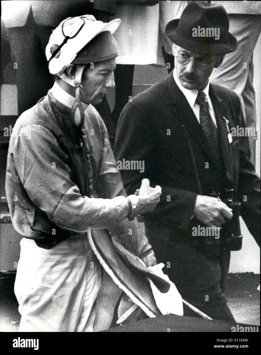 Giugno 06, 1977 - Royal la vittoria nelle querce. Queen's cavallo 'Dunpermiline'' vince. C'era un diritto royal vittoria in rovere a Epsom oggi, quando la regina del cavallo della 'Dunfermline'' cavalcato da W. Carsen, ha vinto la gara. ''Congelare il segreto (G. Duttri) era secondo e vagamente deb(B. Raymond) è terzo. La regina non era a Epsom vedere il suo cavallo win. Loter piggott fu gettato dal preferito, Durtal, prima della gara e non ha preso parte. mostra fotografica di Lester Piggott raffigurata nell'unsaddling ensosure, dopo essere stato portato via in ambulanza dopo essere stati gettati da il preferito Dutral prima della gara. Foto Stock