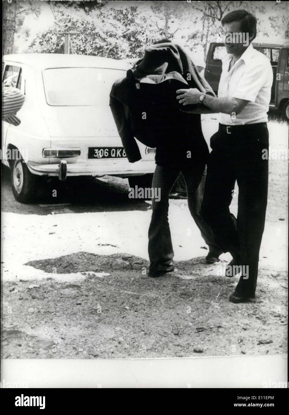 Giugno 08, 1977 - Maria-Christina von Opel si nasconde sotto una giacca dopo essere stato arrestato quando la polizia ha scoperto 1100kg di marijuana. Foto Stock
