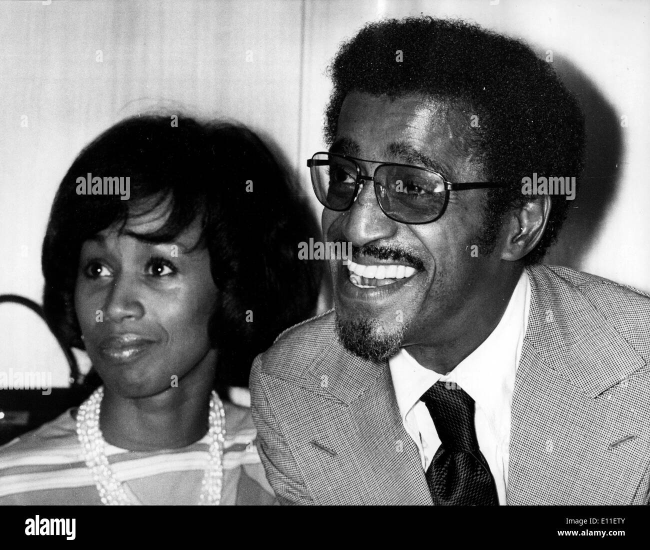 Il cantante Sammy Davis Jr. con moglie Altovise Foto Stock