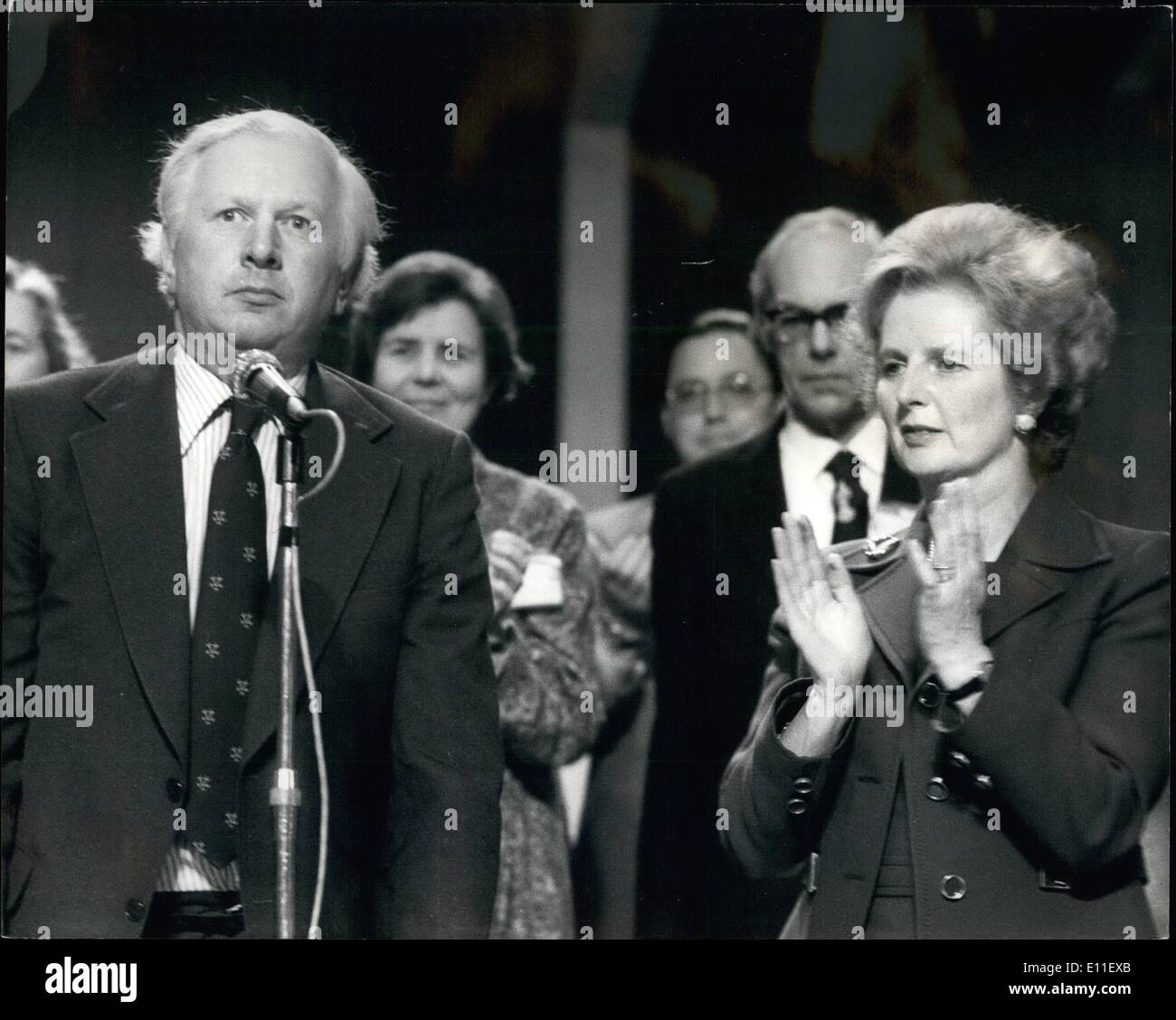 Ottobre 10, 1977 - congresso del partito conservatore a Blackpool il partito dei conservatori è a scopo di smantellare il negozio chiuso dal di dentro la legge. Questa mossa ha vinto il sostegno della stragrande maggioranza della conferenza dopo che ieri il sig. James prima l'ombra occupazione Segretario aveva avvertito che un divieto assoluto potrebbe non funzionare. La foto mostra: Tory leader la sig.ra Margaret Thatcher che portano gli applausi per il sig. James prima dopo il suo discorso al congresso del partito conservatore a Blackpool ieri. Foto Stock