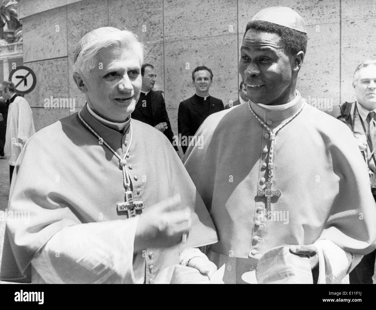 5543635 (9003107) Joseph Ratzinger, deutscher Kardinal (li) und Bernardin Gantin, Kardinal aus Dahomey, im Gespr‰ch nach ihrer Foto Stock