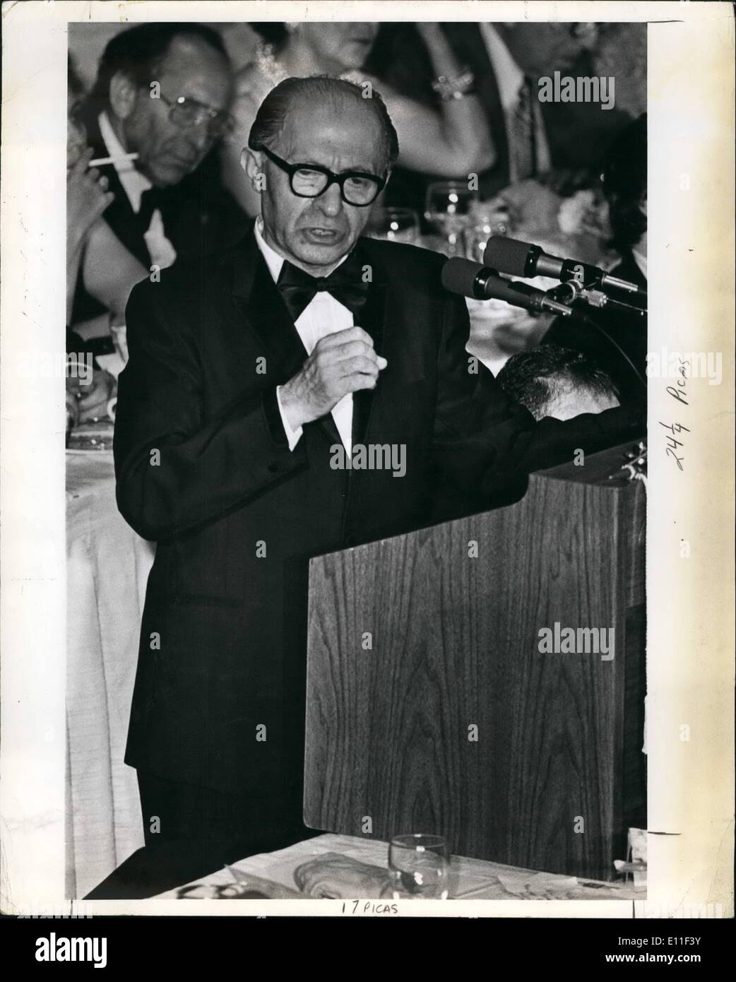 Lug. 07, 1977 - Premier israeliano Menahem begin parla nello Stato di Israele vincoli nazionali di cena di benvenuto Waldorf Astoria. Foto Stock