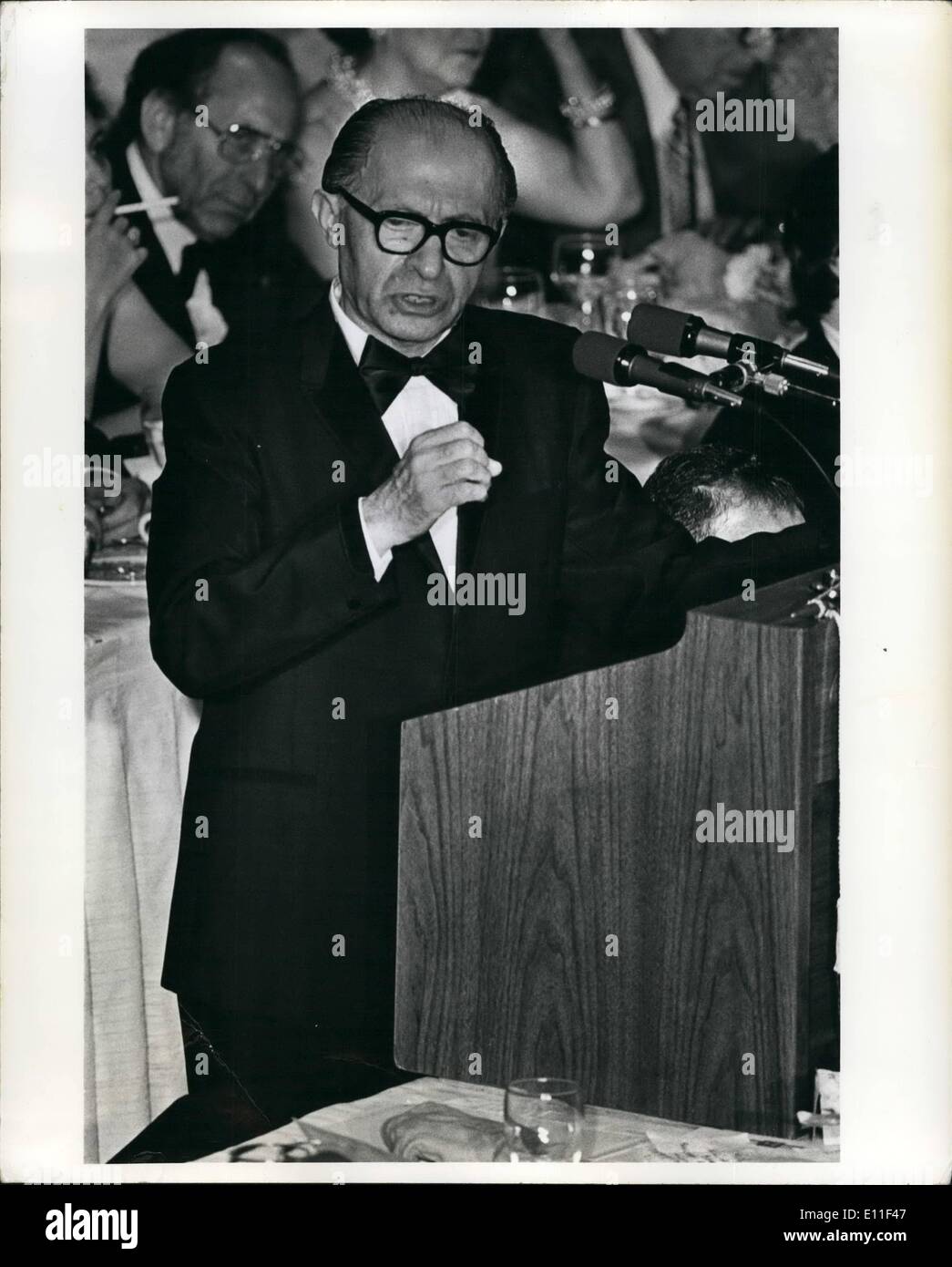 Lug. 07, 1977 - Israele Premier avanzò Menachem Begin parla nello Stato di Israele vincoli nazionali di Cena di Benvenuto al Waldorf Astoria Hotel Foto Stock