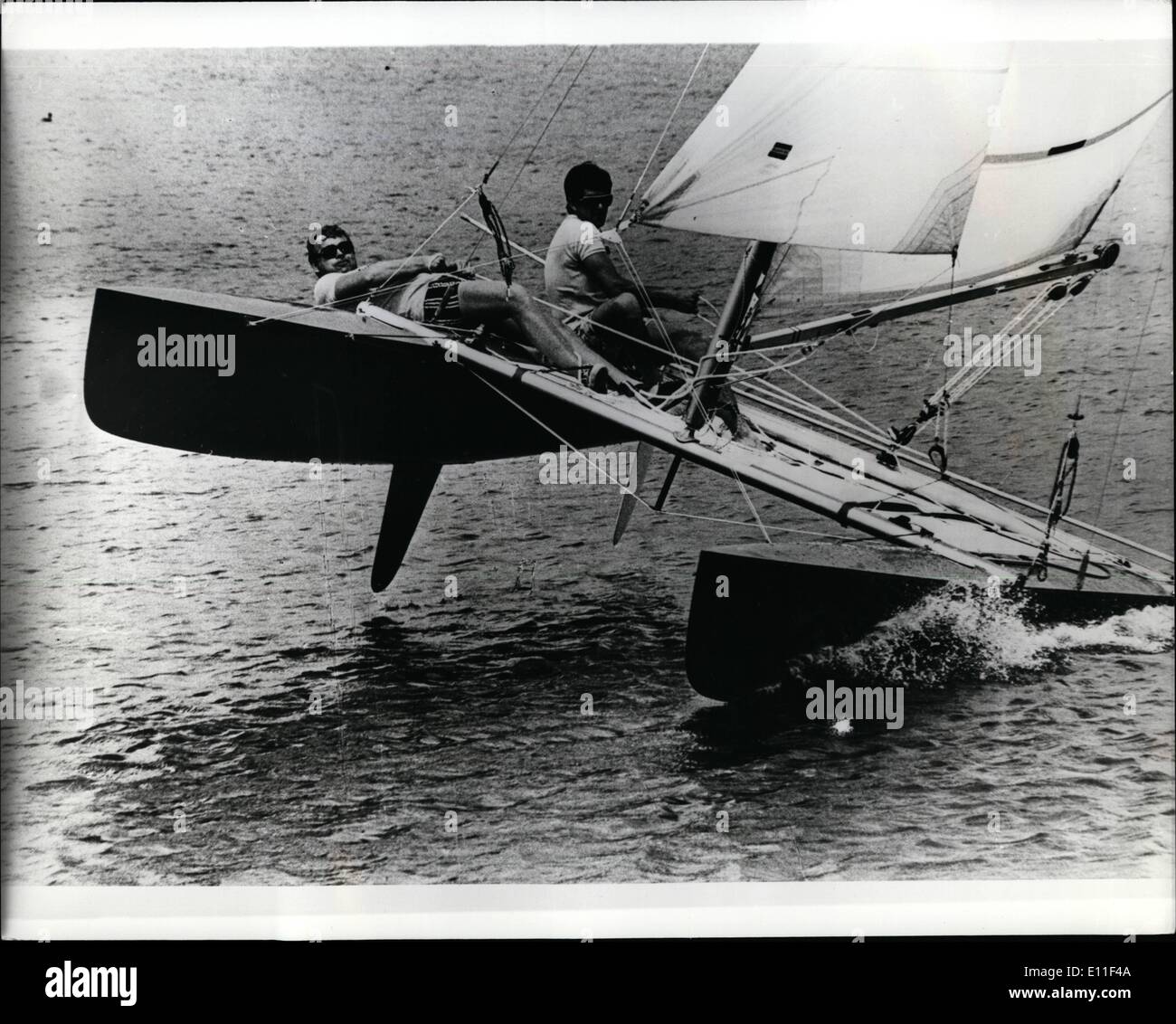 Lug. 07, 1977 - tenere stretto: un nuovo modello di una barca da regata è apparso sul lago Kielrz a Poznan, in Polonia. ''Torndao'' racer Foto Stock