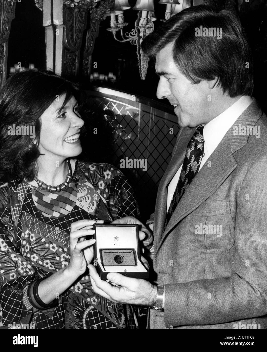 Oct 10, 1977; Londra, UK; t.v. famose personalità JOAN BAKER diventano 300.000 American Express Cardmember NEL REGNO UNITO. Per contrassegnare Foto Stock