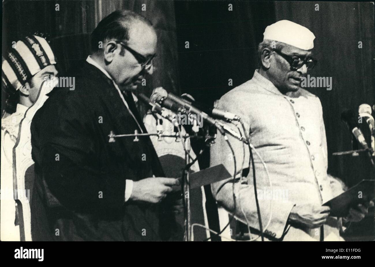 Lug. 07, 1977 - Shri Sanjiva Neelam Reddy essendo somministrata osth in qualità di Presidente dell'India dal Capo della Giustizia di India, il sig. M.H. Mendicare presso la sala centrale del Parlamento a Nuova Delhi il lunedì Foto Stock