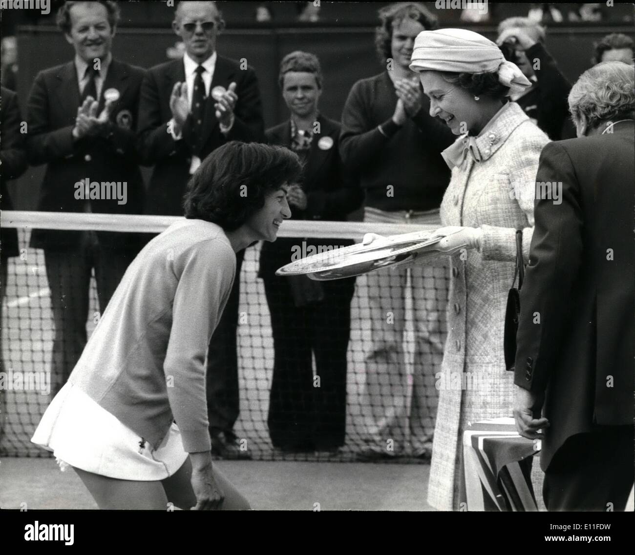 Lug. 07, 1977 - Virginia Wade vince il signore unico titolo: in Gran Bretagna da Virginia Wade ha vinto il Signore sceglie il finale sul centro corte quando picchia Betty stufa di Olanda, in tre set. Presentando il trofeo è stata la regina in questo suo anno giubilare. La foto mostra la regina presenta il trofeo a Virginia Wade in centro corte questo pomeriggio. Foto Stock