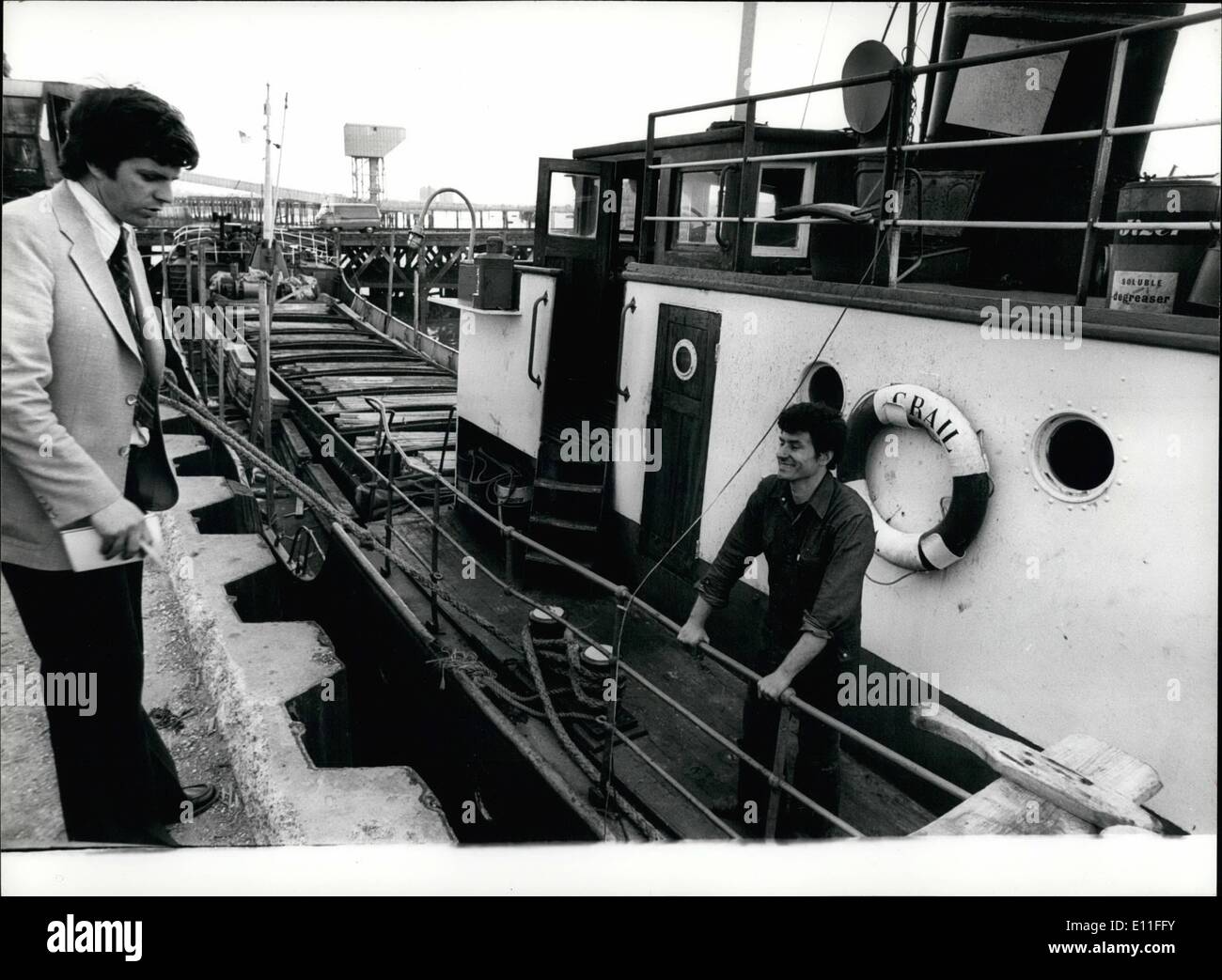 Lug. 07, 1977 - Il mistero della nave mercantile ''Crail''. Il mistero del carico della ''Crail'' non era la soluzione più vicina quando personalizzato uomini cominciato a cercare la sua attesa di legname per un presunto traffico illecito di merci che gli speculatori aveva messo a qualcosa di formare le pistole al plutonio. Il mistero che circonda il Crail è stata dal 1975 . Lo scorso anno il carico di legname caricato a Brandamo. La Svezia, dove, secondo il Capitano Brooks, una grande quantità di plutonio era mancante da un laboratorio del governo . Una ricerca completa della nave è ora in corso e se deselezionata sarà rilasciato dalla dogana. Foto Stock
