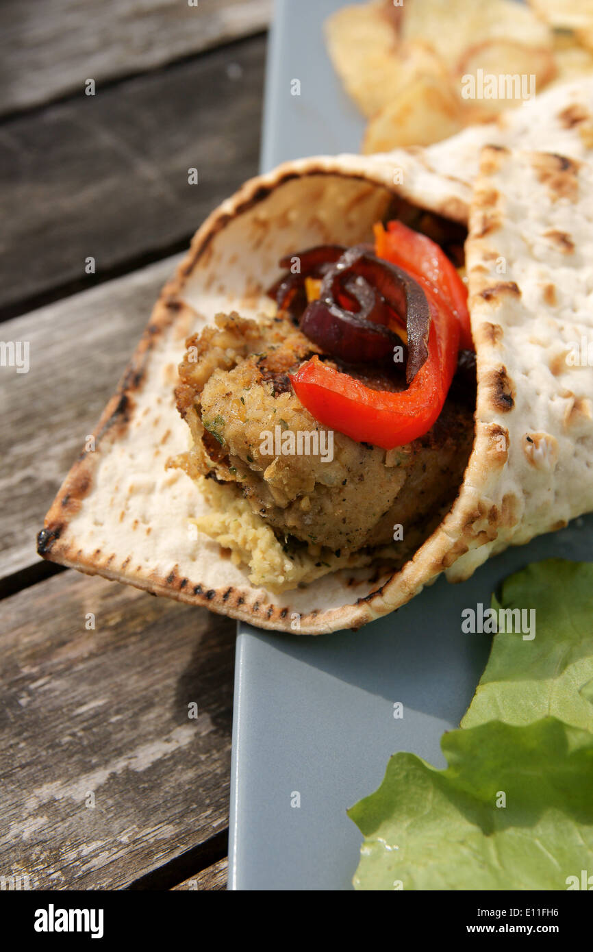 Pane piatto con Falafel e Hummus il riempimento Foto Stock