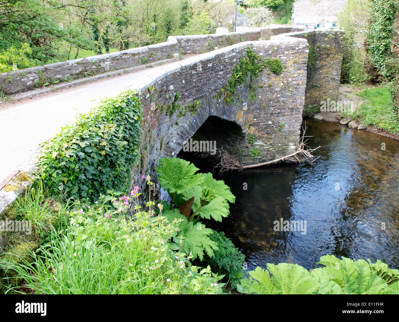 Ponte sul Fiume Camel, noto anche come il fiume Allan a Helland Bridge, Cornwall, Regno Unito Foto Stock