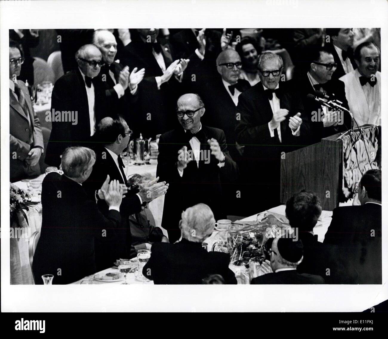Lug. 21, 1977 - Premier israeliano Menahem Begin parla nello Stato di Israele vincoli nazionali di cena di benvenuto Waldorf Astoria. Foto Stock