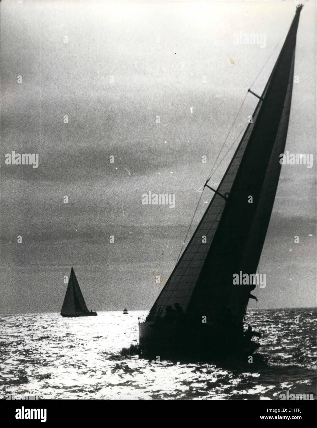 Agosto 08, 1977 - La gara di fastnet: foto mostra la silhouette di uno degli yacht di prendere parte alla gara di fastnet come teste fuori del Solent durante la partenza della gara. Foto Stock