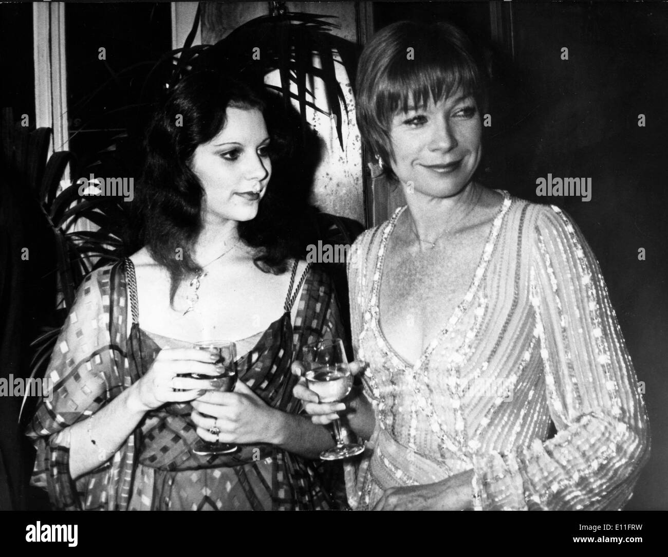 Nov 01, 1977; Monte Carlo, Monaco; attrice SHIRLEY MACLAINE è nato il 24 aprile 1934 a Richmond, Virginia, e sorella di Foto Stock
