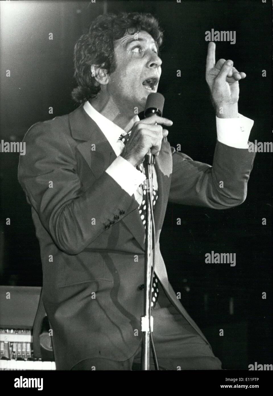 Nov. 10, 1977 - Dopo due anni di assenza, Gilert Becaud appena fatto la sua rimonta parigino sulla Olympia della fase. Anche se egli è di 50 anni, la cantante famour non ha perduto nulla del suo ben noto energia che gli è valso il soprannome di ''Mr. 100.000 volt''. Immagine: Gilbert Becaud durante il suo premier all'Olympia. Foto Stock