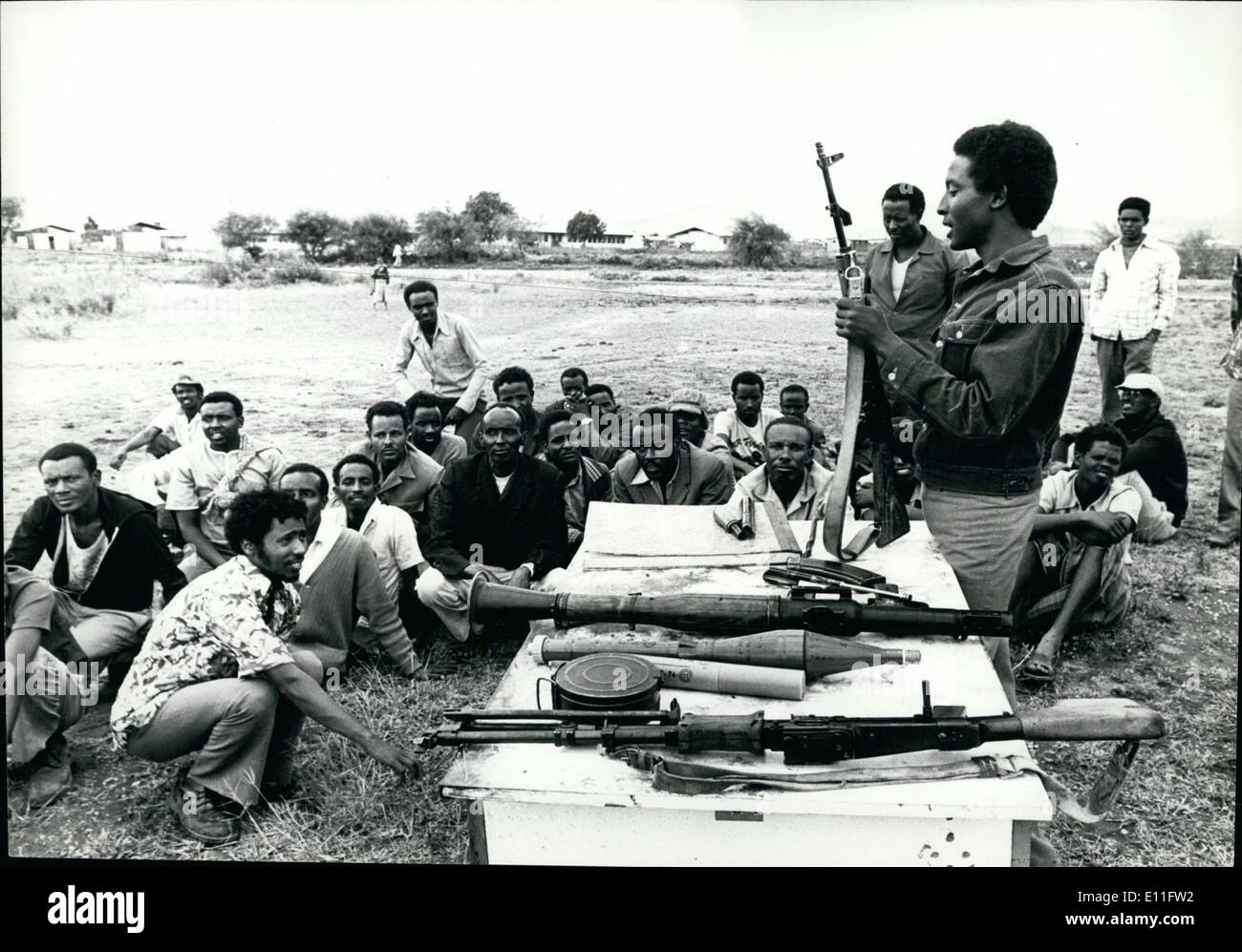 Nov. 11, 1977 - Jijiga: ora nelle mani dei somali: un campo di addestramento militare per il Western somalo di Liberation Front reclute nella periferia di Jijiga. In questo camp 400 nuove reclute sono la formazione in uso di varie armi di piccolo calibro e anti-tack razzi. Foto Stock