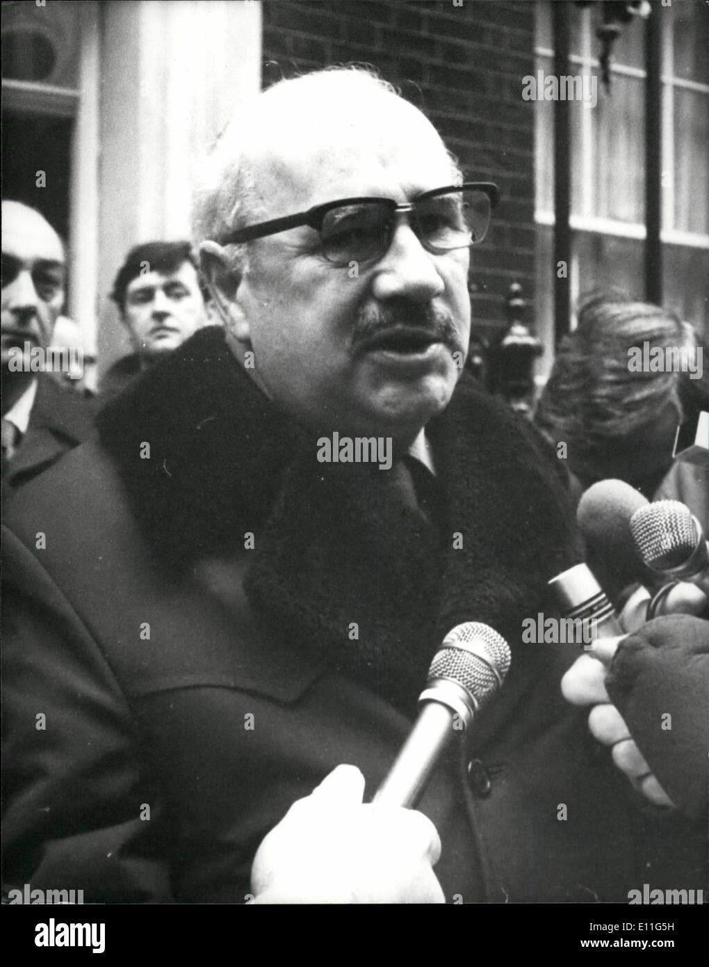 Nov. 11, 1977 - VIGILI DEL FUOCO UNIONE capi al n. 10: sedici membri dei Vigili del Fuoco Unione sono questa mattina colloqui con Foto Stock