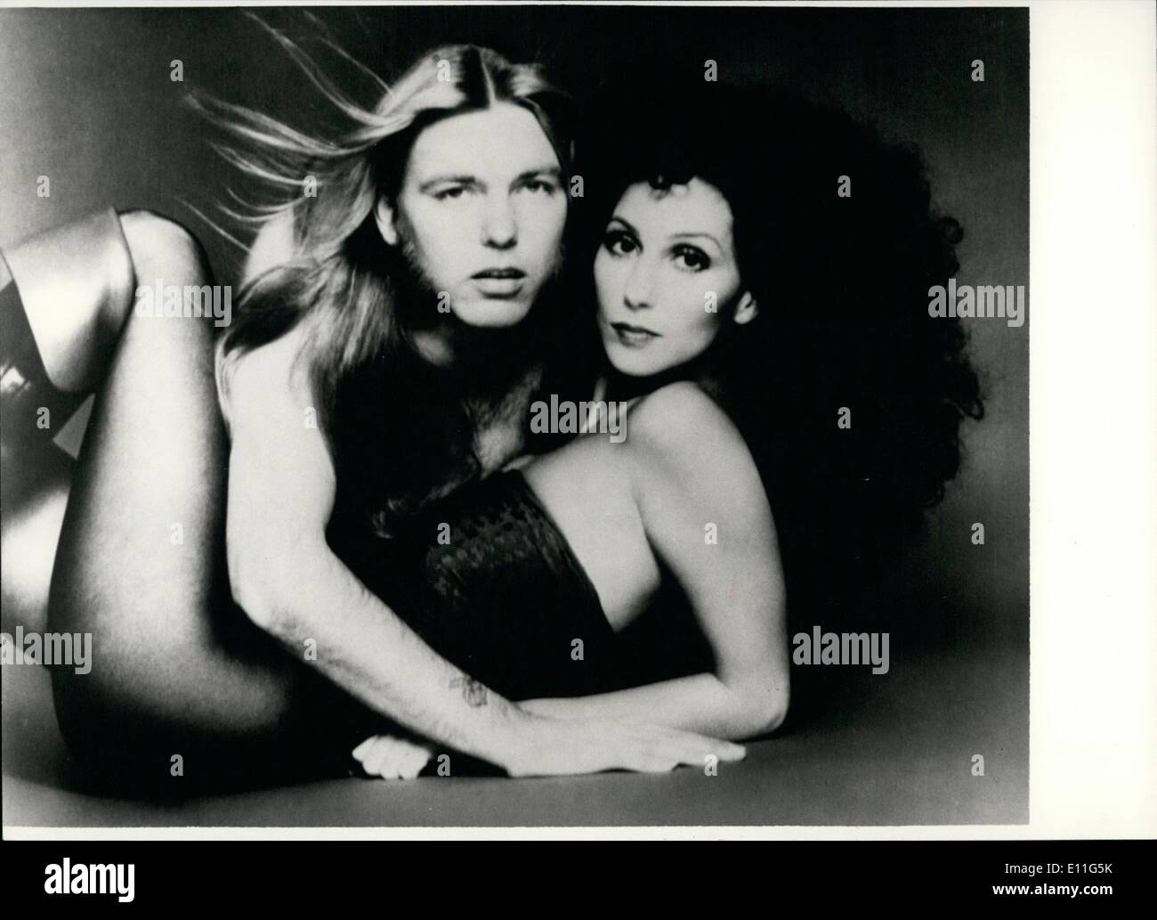 Nov. 11, 1977 - Cher e Gregg Allman stella nella Repubblica federale di Germania: gli occhi e le orecchie....dei visitatori coprirà le spese simili-saggio, quando presto Cher e Gregg Allman (foto) stella nella Repubblica federale di Germania. Concerti in cinque città tedesche sono sul loro Europa tour-plan. Cher, successo anche con il suo ex marito Sonny Bono, poiché dieci anni indotto come animatore del gusto imperante della classe media americana. ''Gli zingari, vagabondi e ladri'', ''mezza razza'' e ''Dark Lady" sono alcune delle sue migliori canzoni Foto Stock