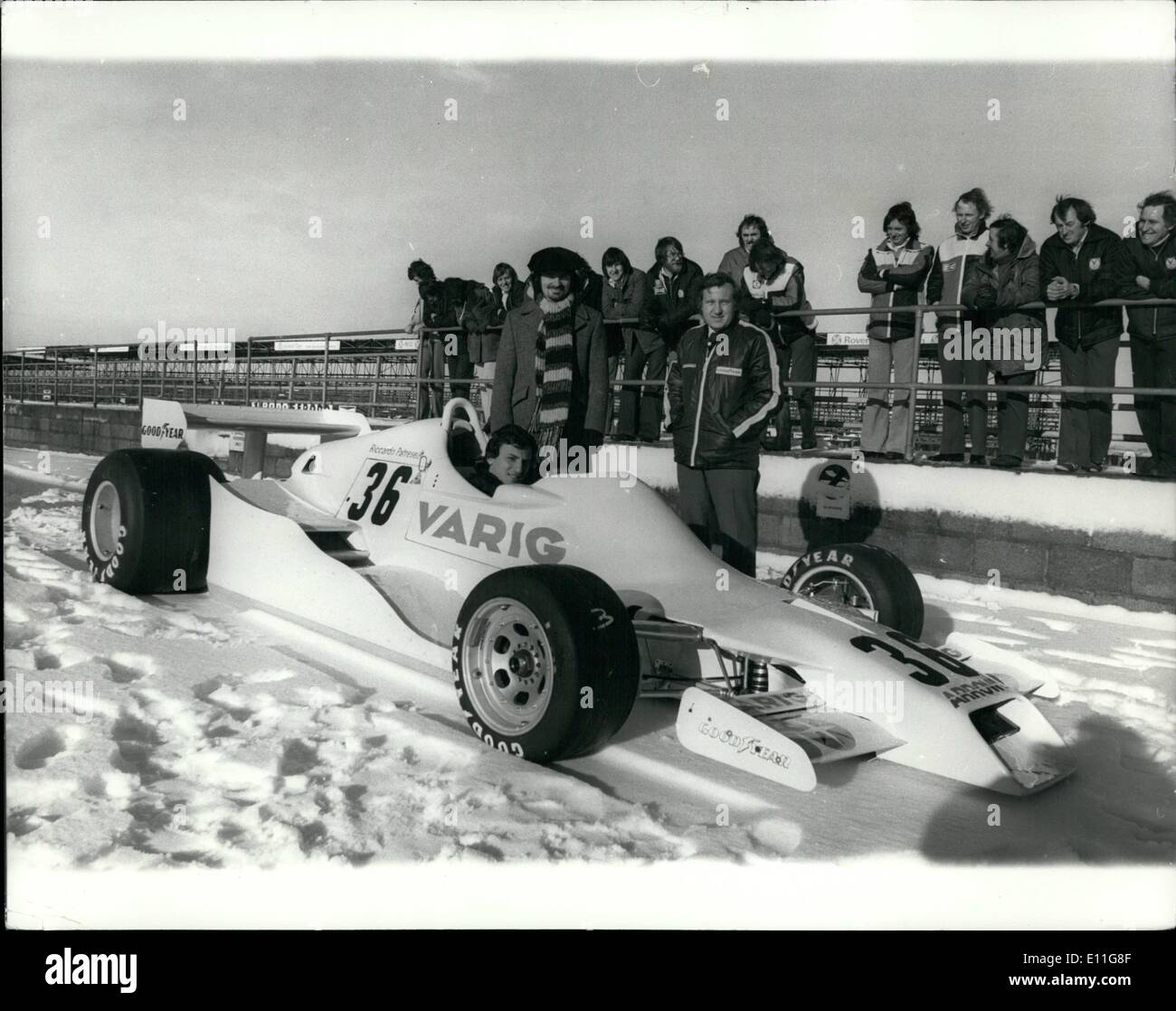 Gen 01, 1978 - prima corsa di prova a Silverstone per frecce: più veloce al mondo messo insieme la Formula-1 racing car frecce FA/1, ha avuto la prima corsa di prova oggi a Silverstone prima di essere spedito a Rio per il Gran Premio del Brasile a gennaio. La foto mostra il Team Manager Alan Rees (sinistra) e Tony; Southgate chief designer, a Silverstone con Ricardo Patrese il loro autista nel sedile della nuova vettura. Foto Stock