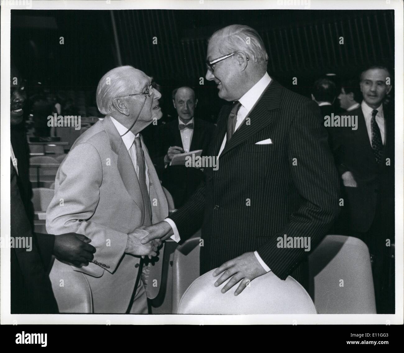 Febbraio 02, 1978 - Signore Noel Baker ex Brit delegato alla lega delle nazioni la conferenza per il disarmo a Ginevra, 1936. Incontra il Premier britannico James Callaghan al disarmo delle Nazioni Unite riunione. Foto Stock