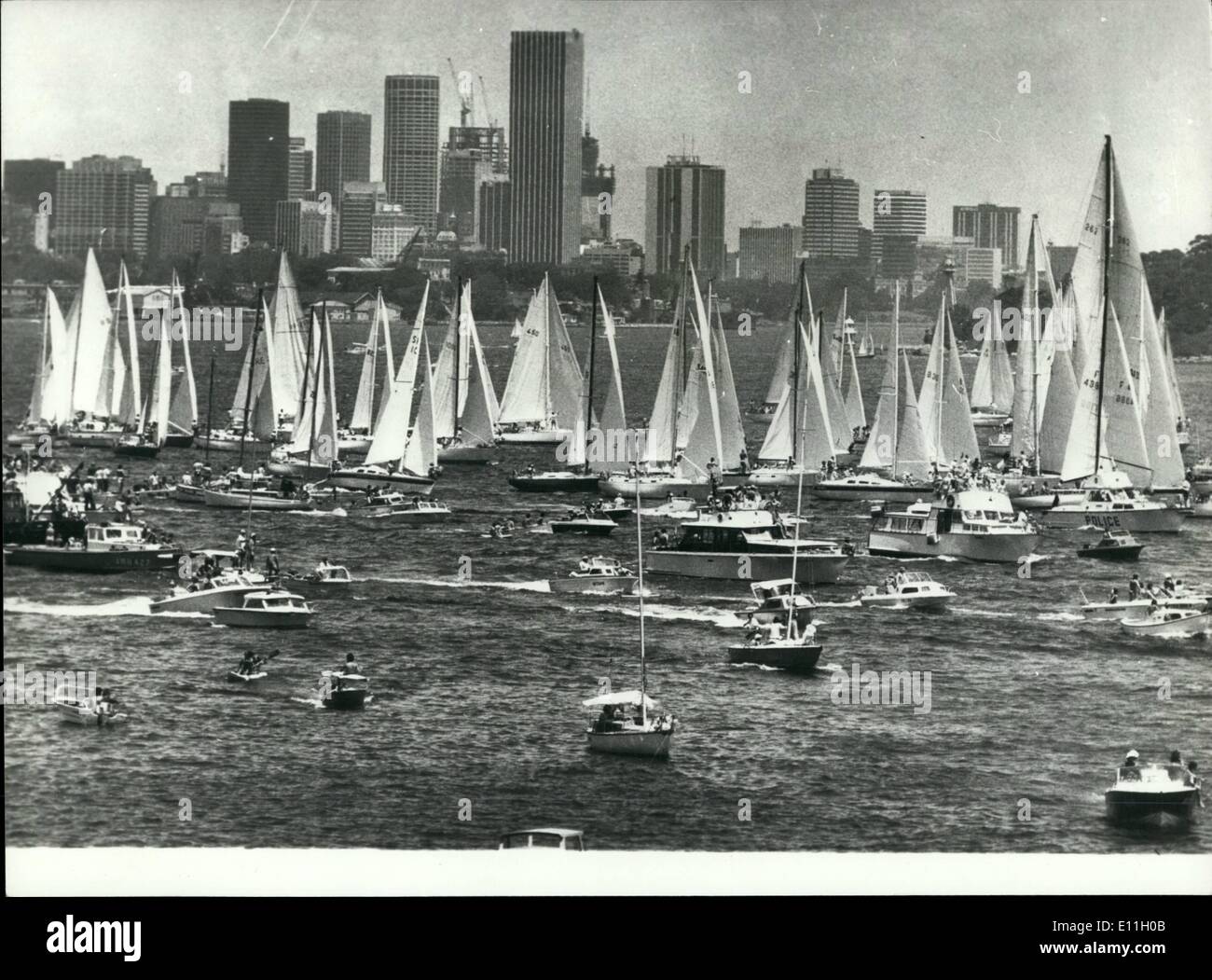 Il 12 Dic. 1977 - Inizio della Sydney Hobart Regata. La foto mostra l'inizio della Sydney Hobart yacht race visto lasciare il porto di Sydney. Foto Stock